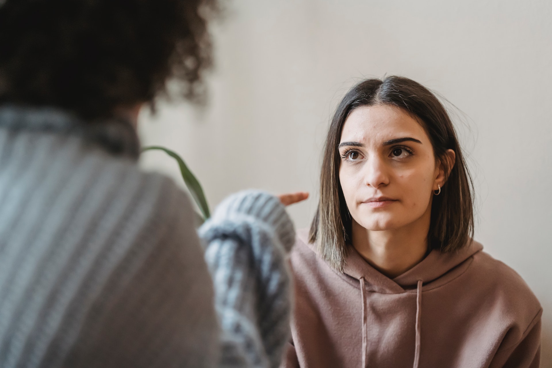 Una mujer mirando a otra que habla con ella | Fuente: Pexels