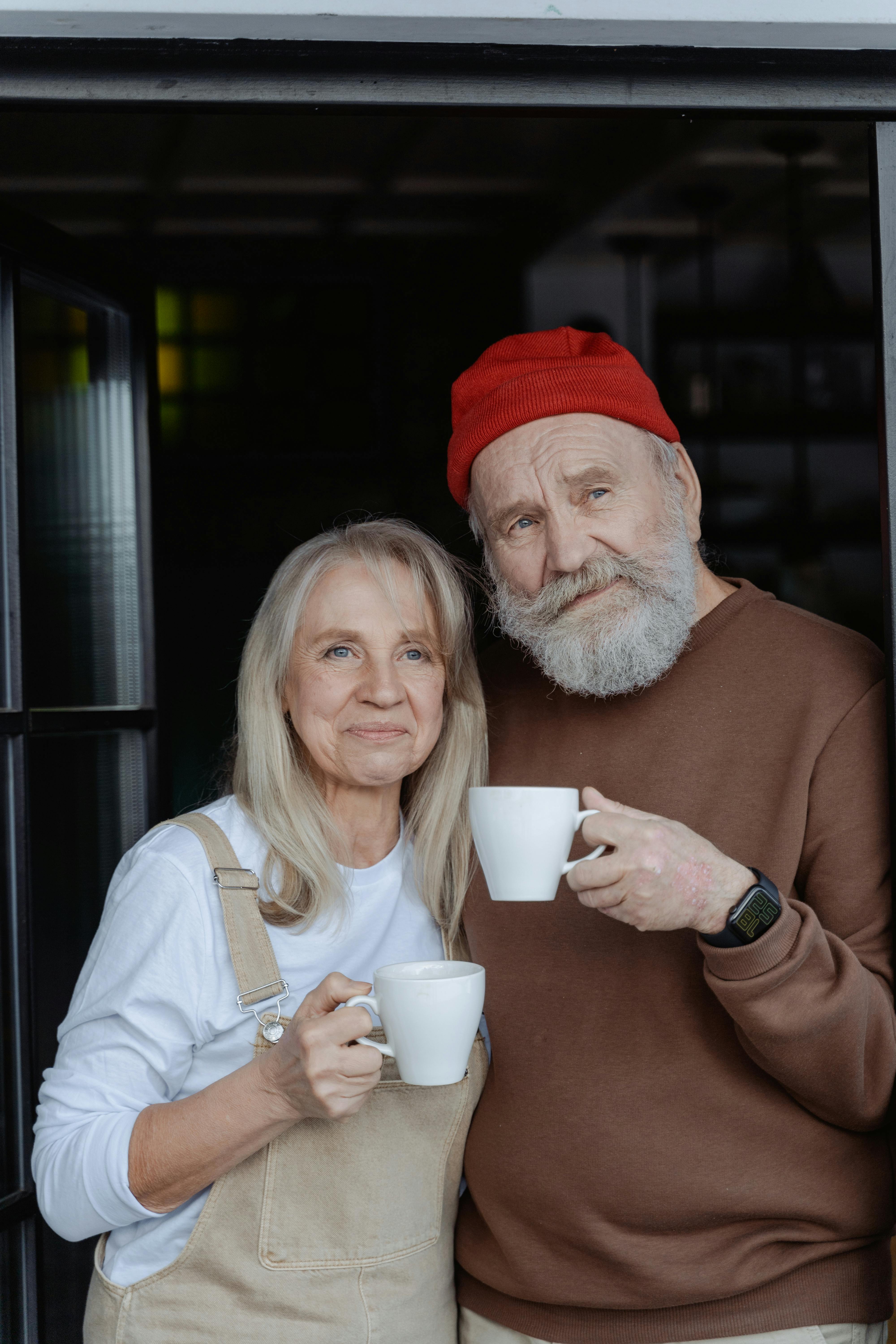 Un couple tenant des tasses à café | Source : Pexels