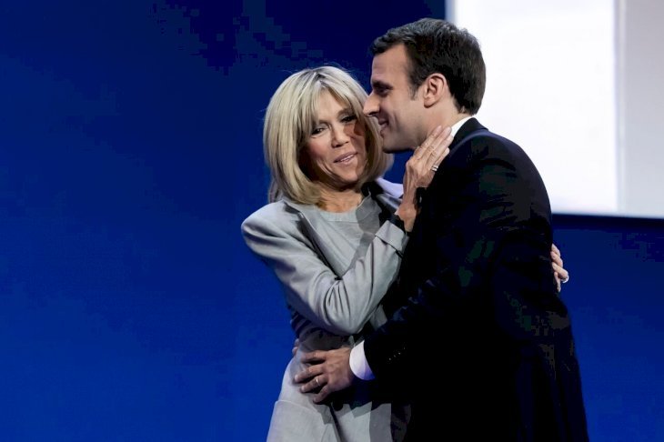 Emmanuel et Brigitte Macron se faisant un câlin | Source : Getty Images 