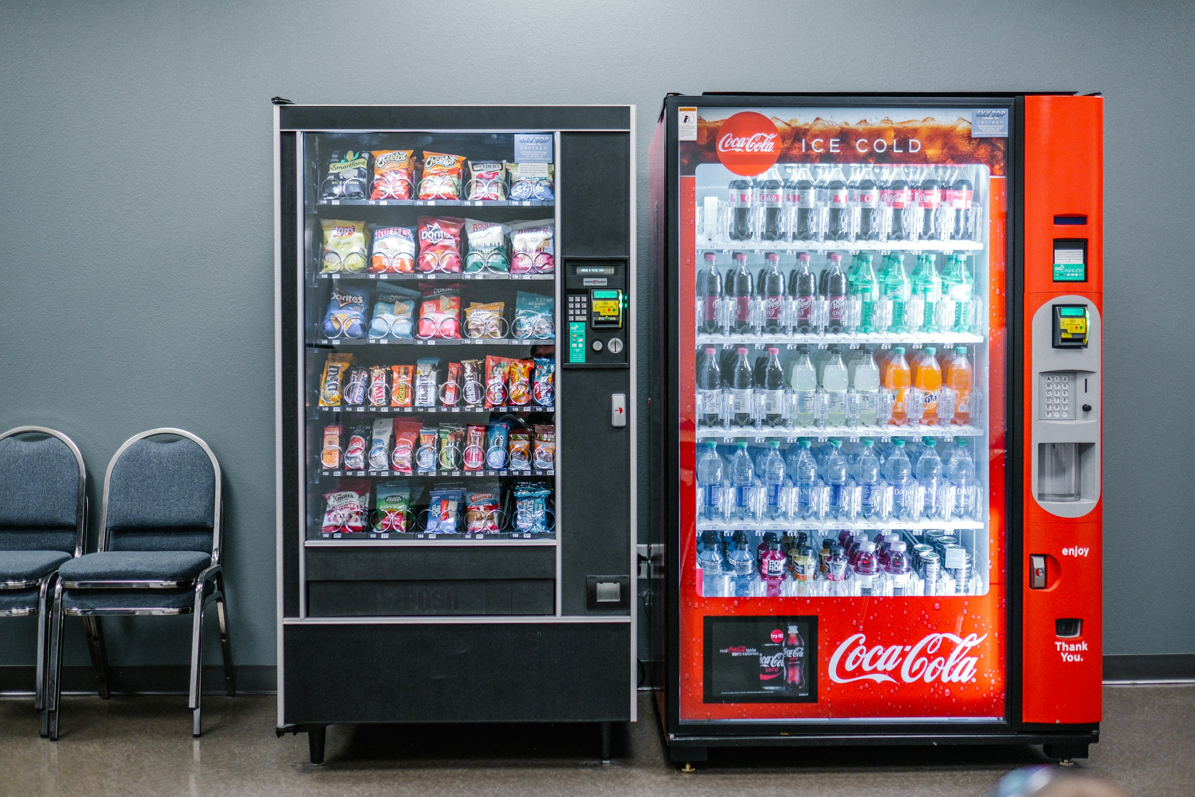 Un distributeur automatique situé dans une salle de pause | Source : Unsplash