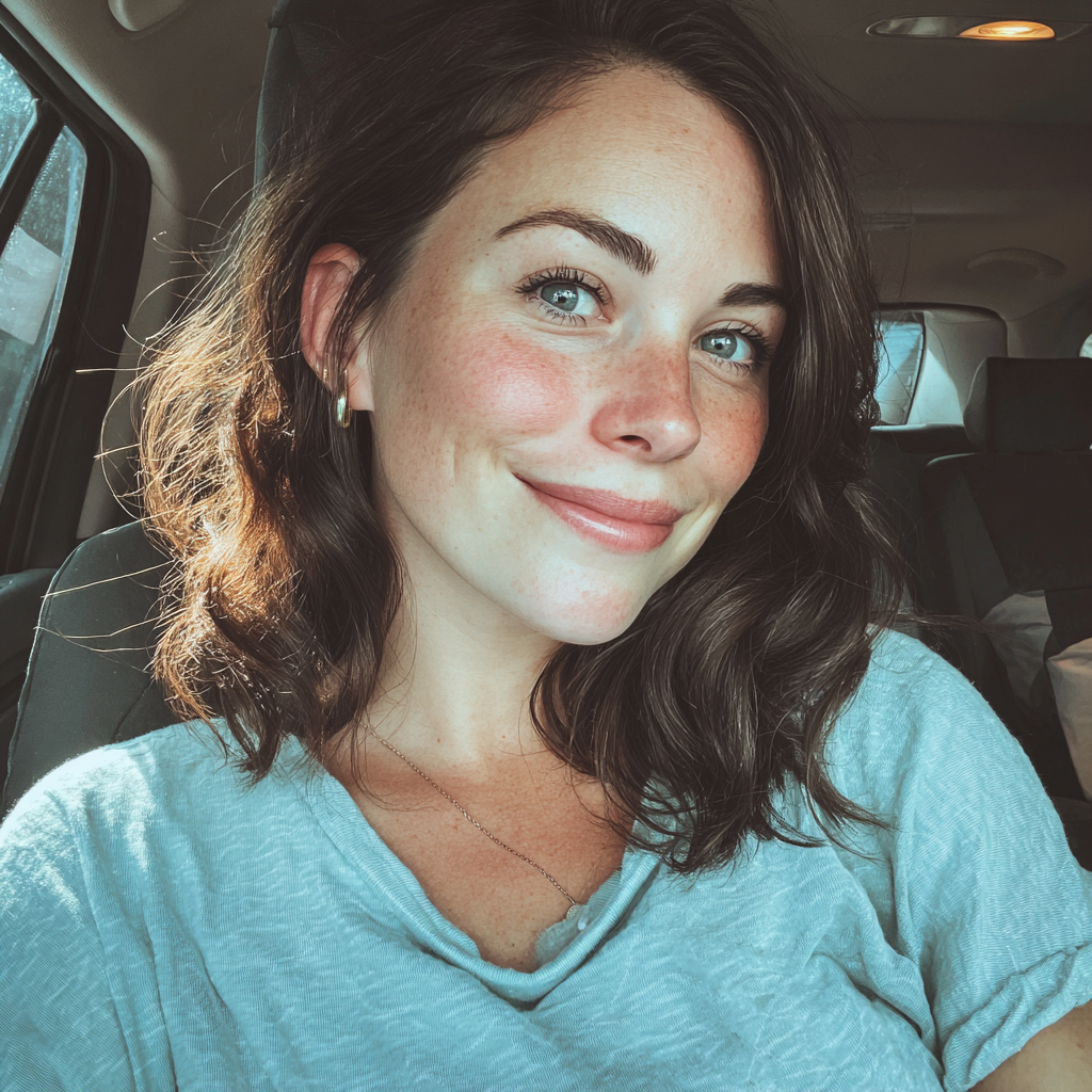 Une femme souriante assise dans une voiture | Source : Midjourney