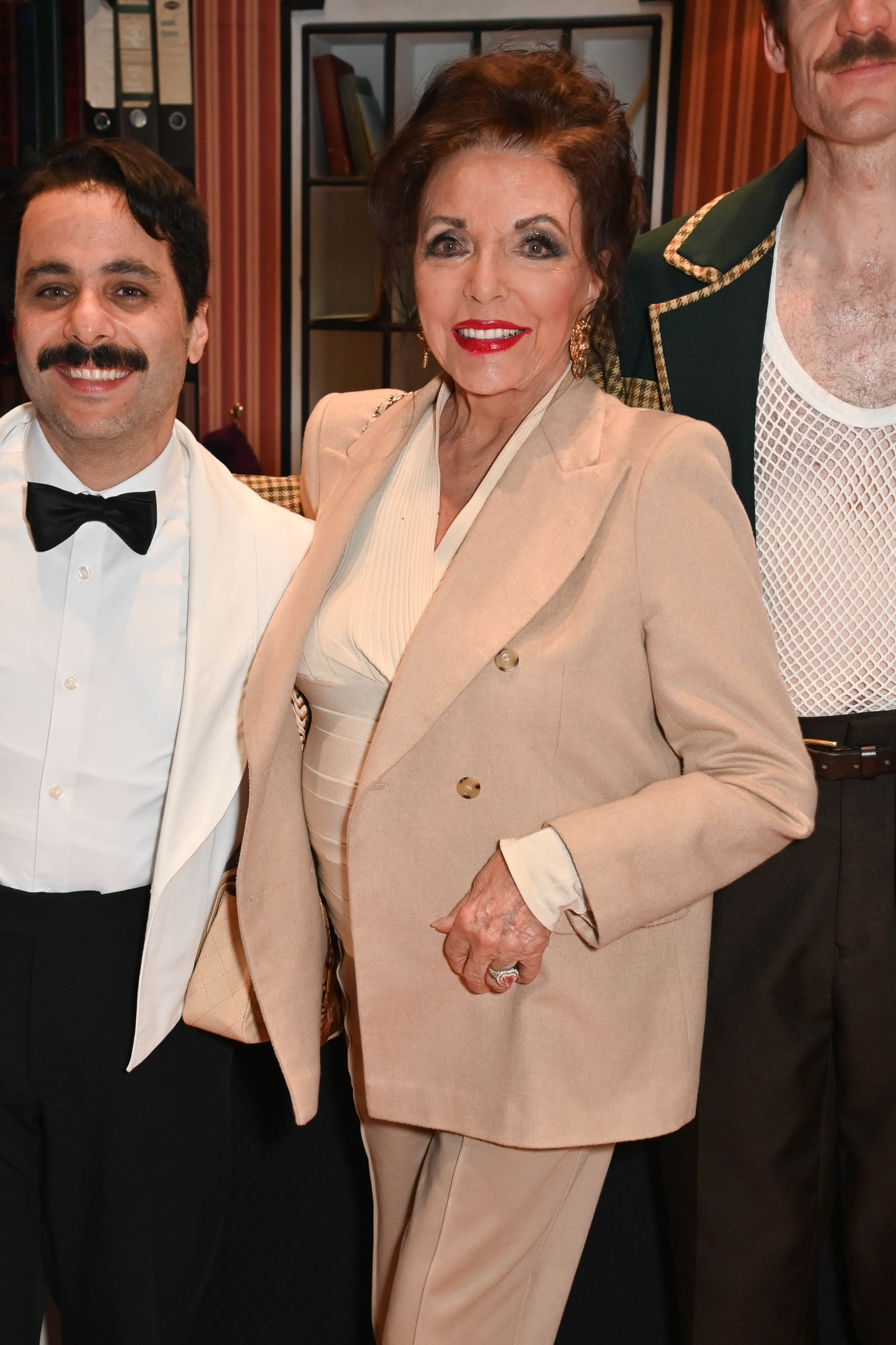 Joan Collins posant dans les coulisses avec la troupe de "Fawlty Towers : The Play" le 29 mai 2024, à Londres, en Angleterre. | Source : Getty Images