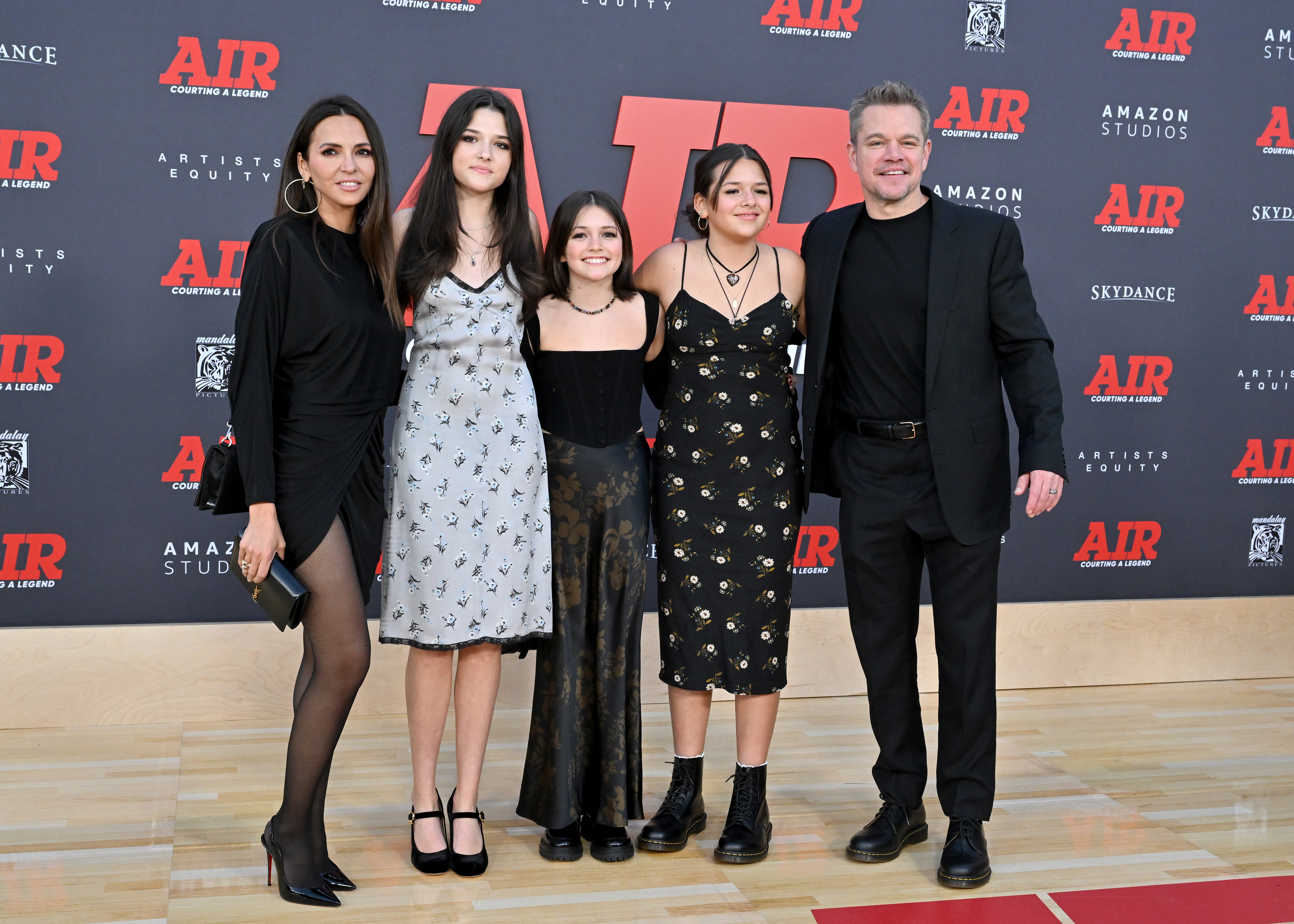 (De gauche à droite) Luciana Barroso, Alexia Barroso, Stella Damon, Isabella Damon et Matt Damon assistent à la première mondiale de "AIR" au Regency Village Theatre le 27 mars 2023 à Los Angeles, Californie | Source : Getty Images