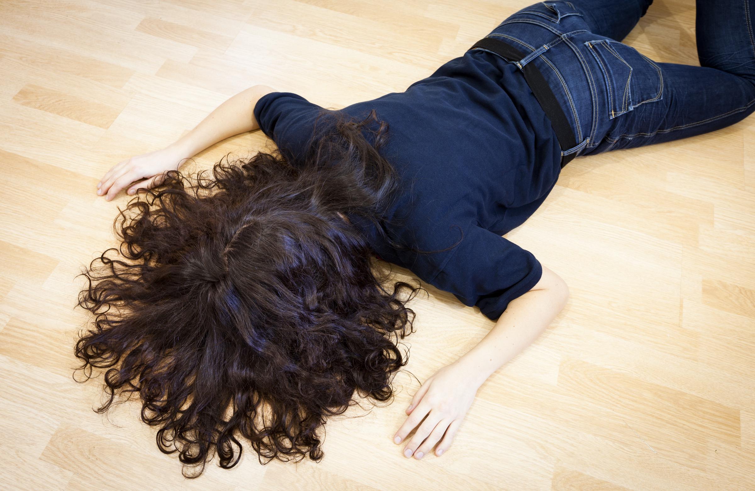 Une femme évanouie gît sur le sol I Photo d'illustration I Source : Getty Images