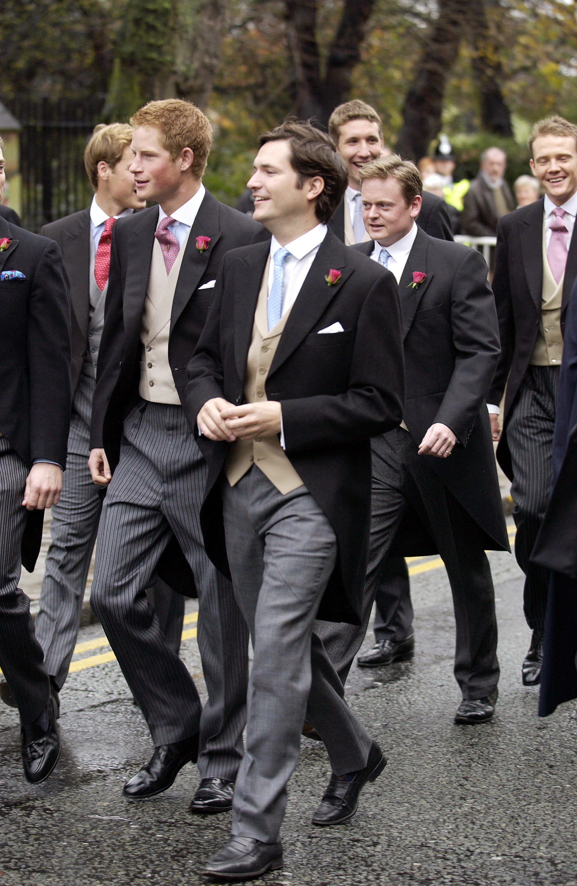 Le Prince Harry rejoint d'autres personnes en route pour le mariage de leurs amis à la cathédrale de Chester. | Source : Getty Images