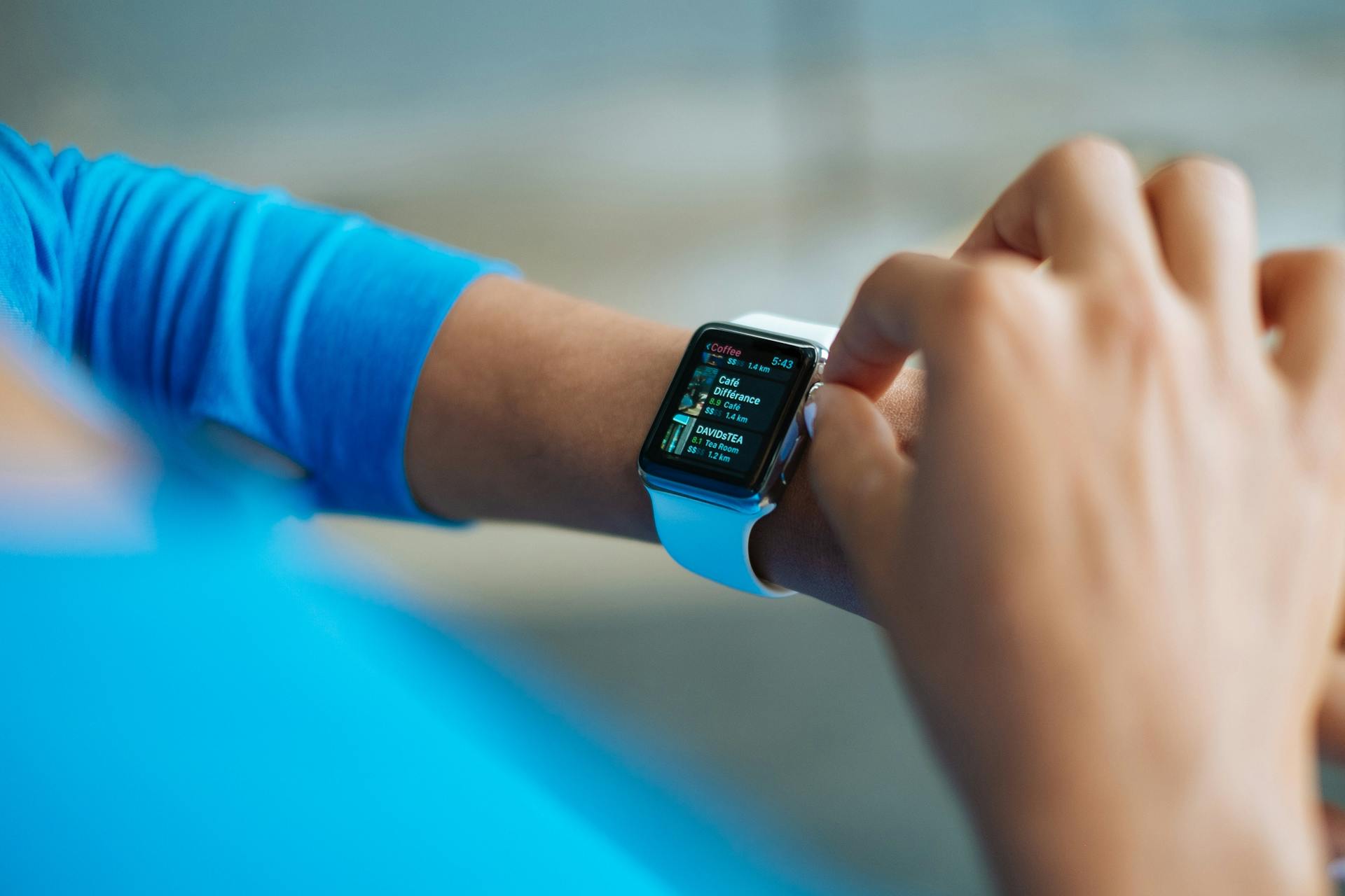 Une femme utilisant sa smartwatch | Source : Pexels