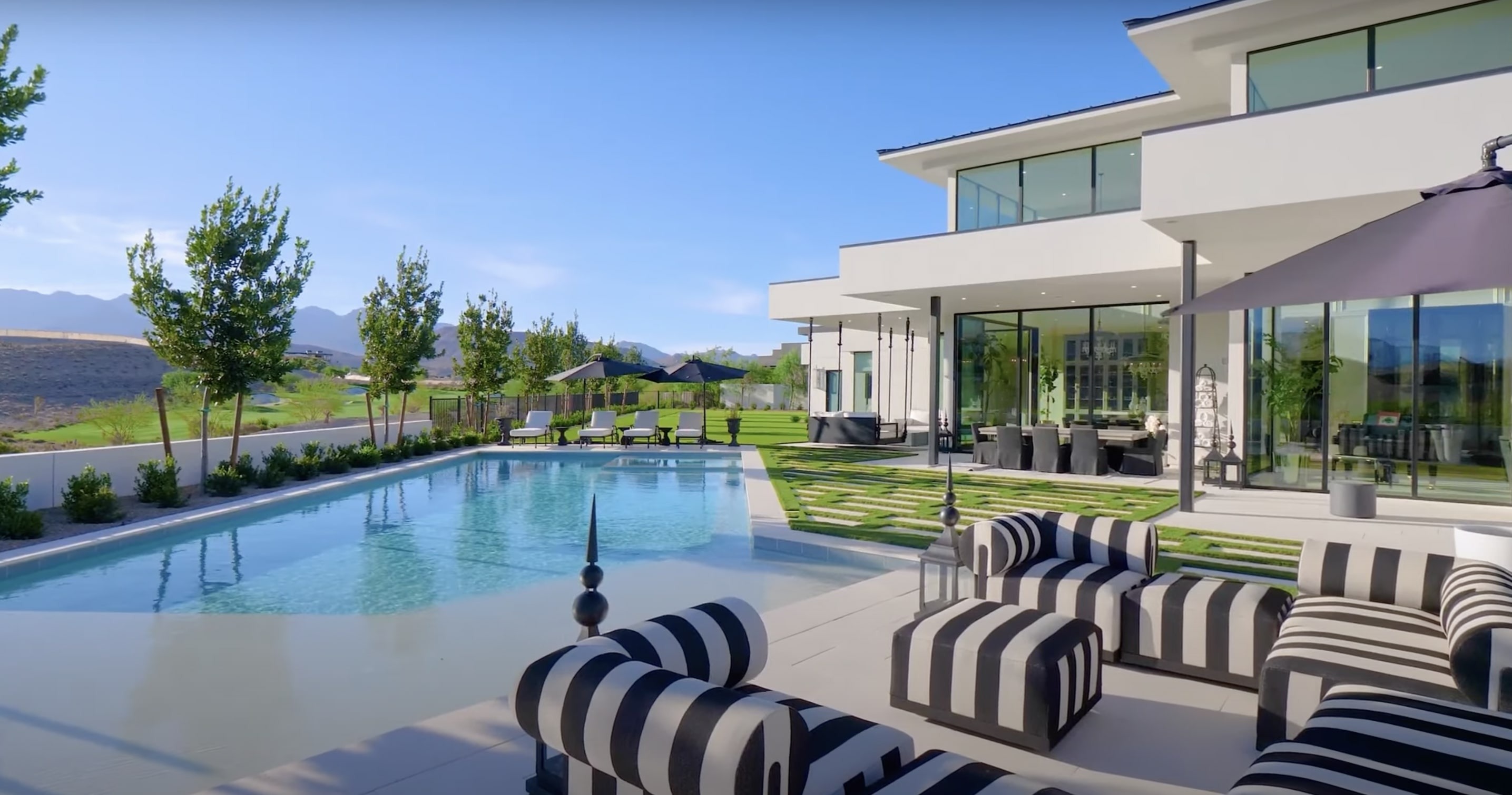 Maison de Mark Wahlberg et Rhea Durham vue extérieure de leur piscine à Las Vegas, Nevada | Source : YouTube@PropertyReview