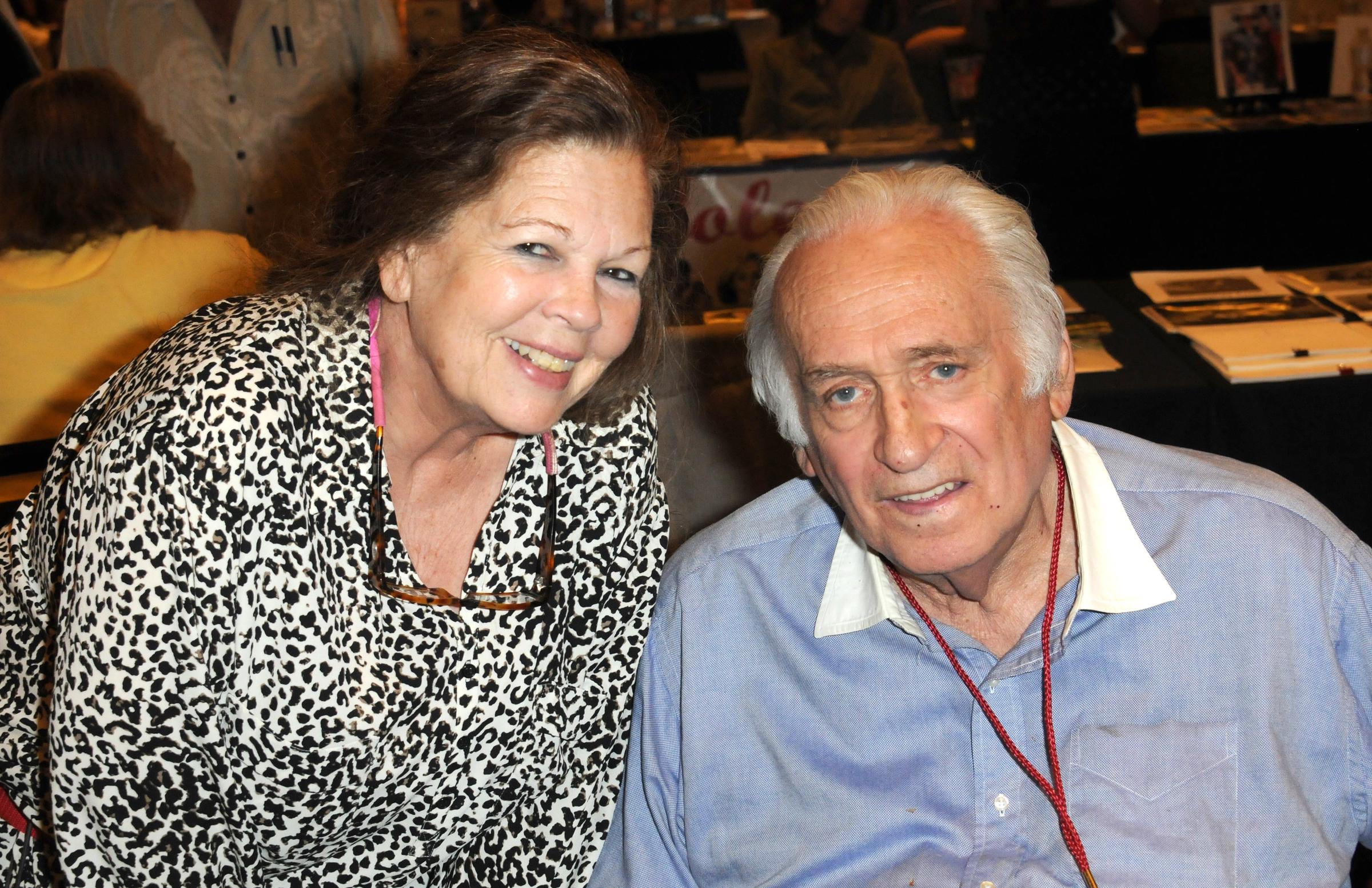 L'acteur Carmine Caridi est vu en compagnie d'une femme anonyme lors du Hollywood Show organisé à l'hôtel Westin LAX, le 18 octobre 2014, à Los Angeles, en Californie | Source : Getty Images