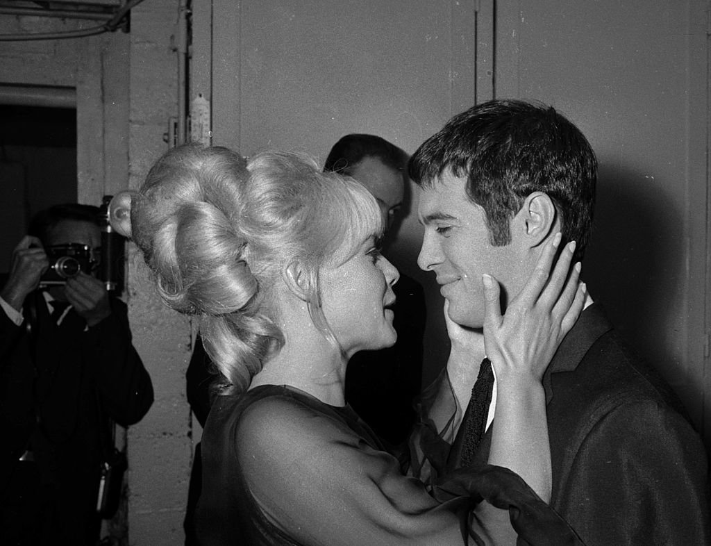 FRANCE - VERS 1955 : Sophie Daumier et Guy Bedos, acteurs français. | Photo : Getty Images