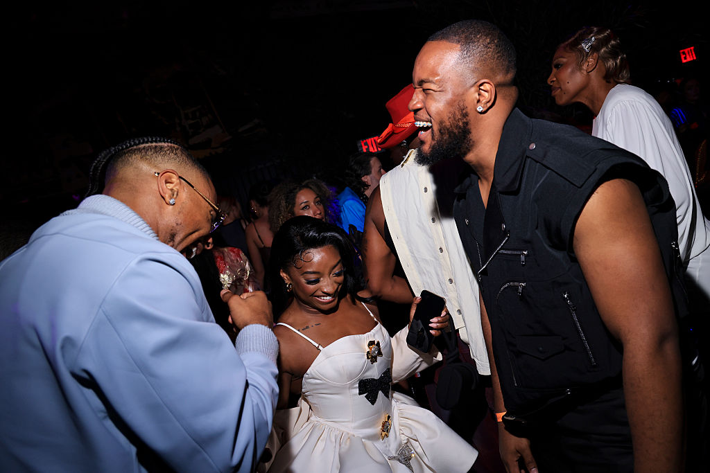 Simone Biles et son mari Jonathan Owens sont apparus à la mode lors de la soirée "The After" du Met Gala organisée par Richie Akiva à la Casa Cipriani à New York City le 5 mai 2025.