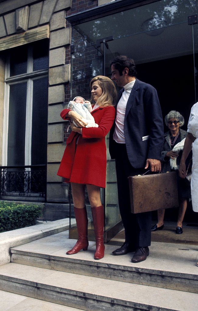 Jane Fonda et Roger Vadim quittent l'hôpital du Belvédère à Paris avec leur nouveau bébé Vanessa - 7 octobre 1968. | Photo : Getty Images