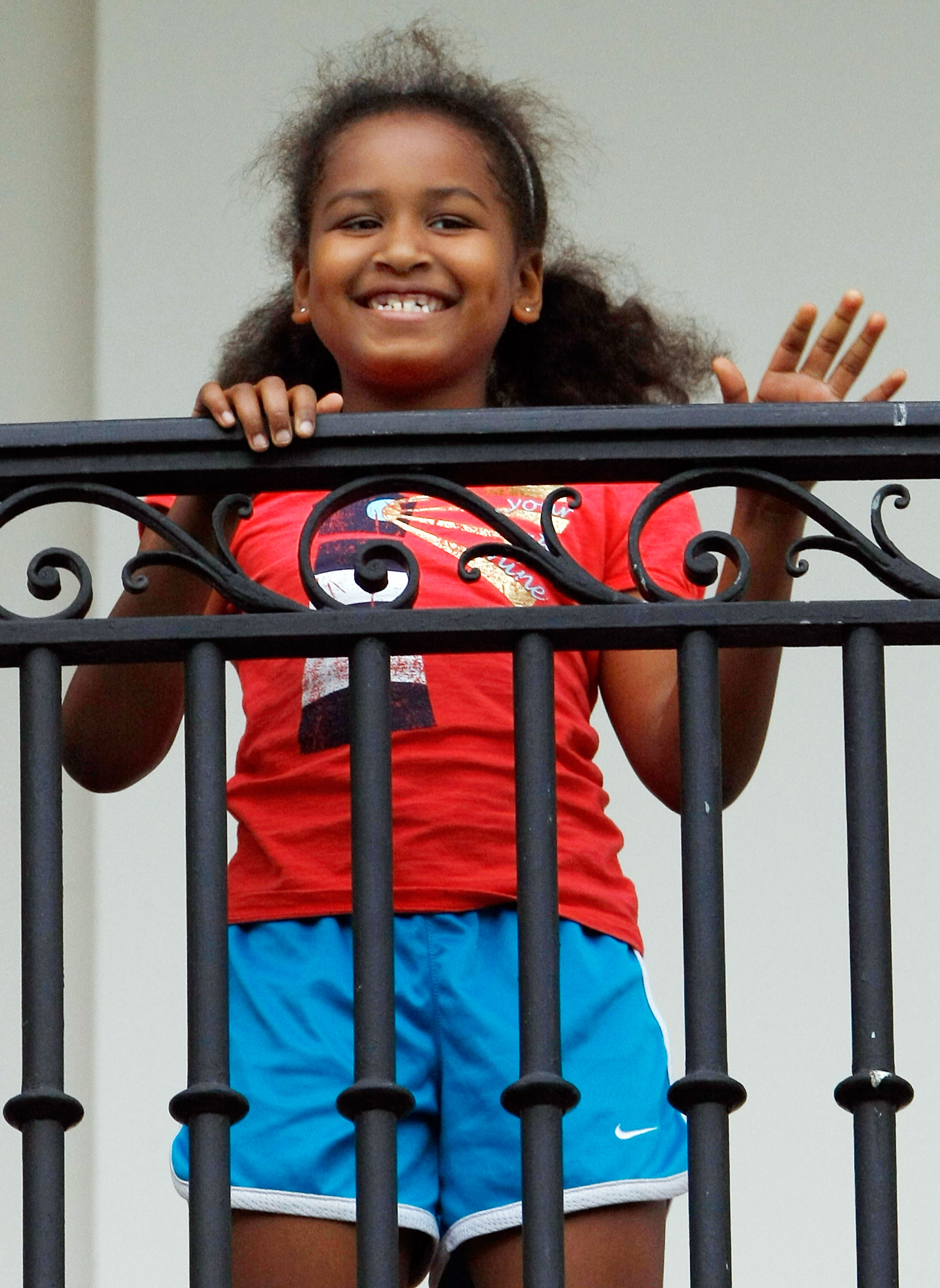 Sasha Obama salue Barack Obama après son retour de voyage à Washington, D.C., le 14 mai 2009. | Source : Getty Images