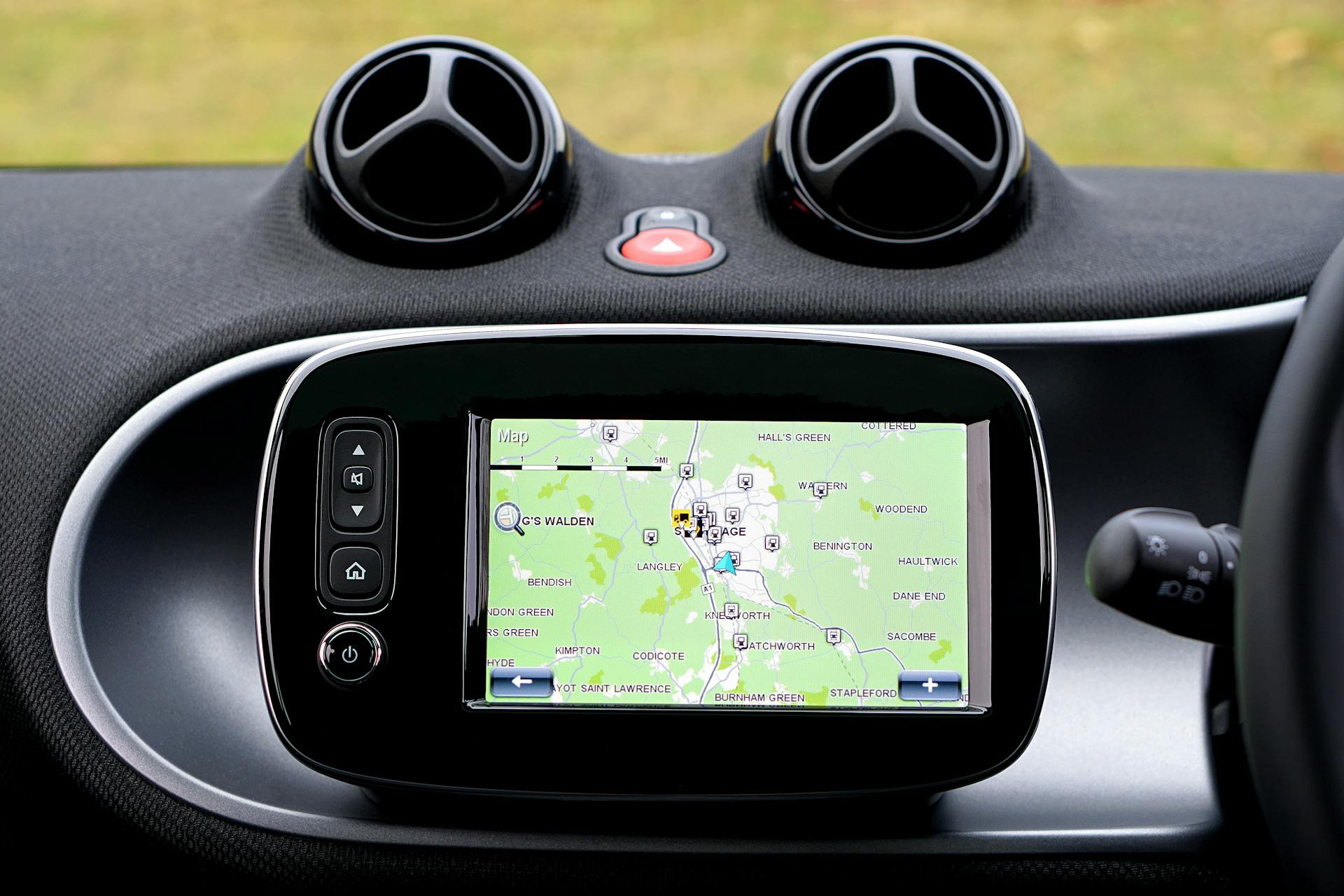 Un moniteur GPS noir allumé | Source : Pexels