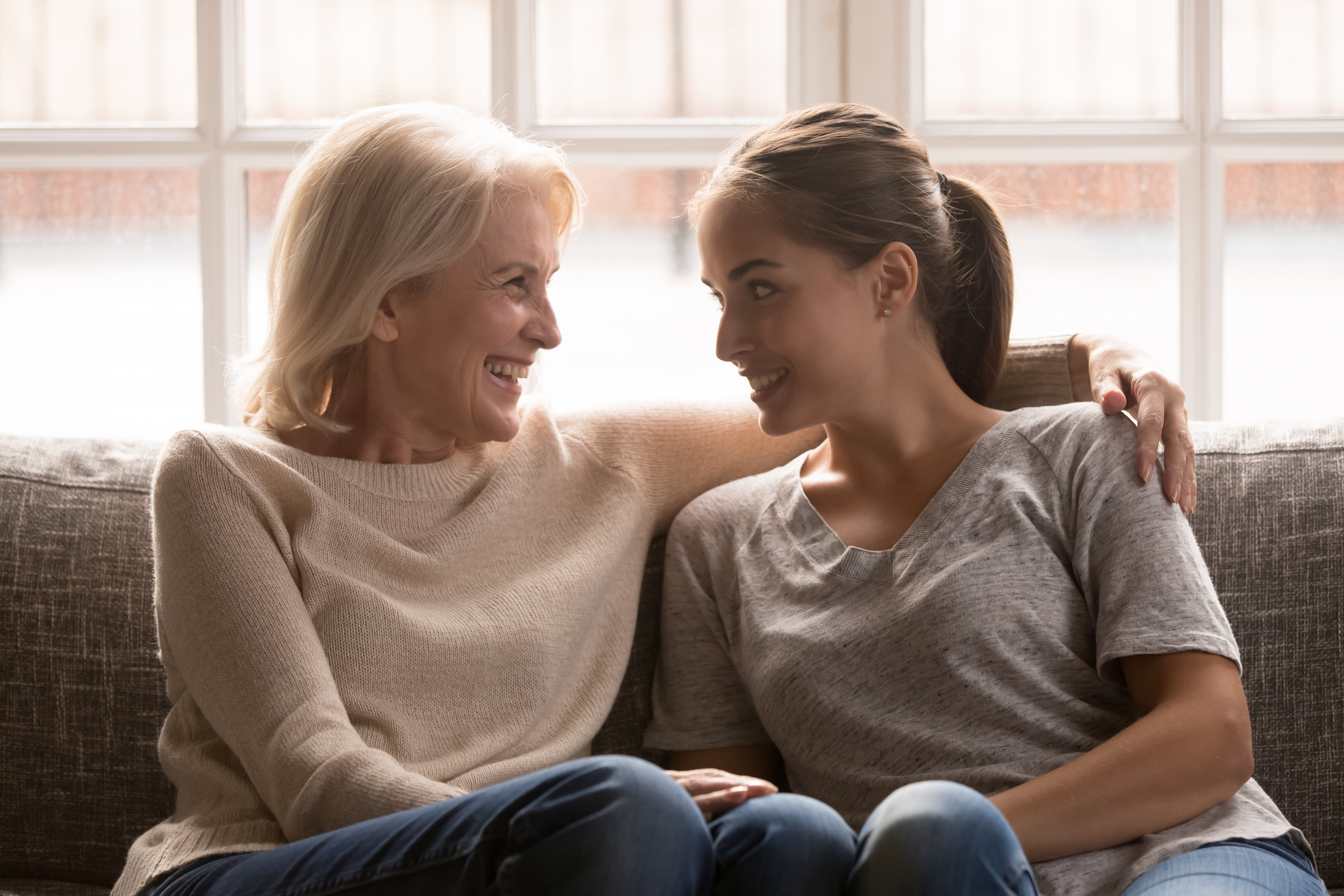 Une femme plus âgée et une femme plus jeune se souriant l'une à l'autre | Source : Shutterstock