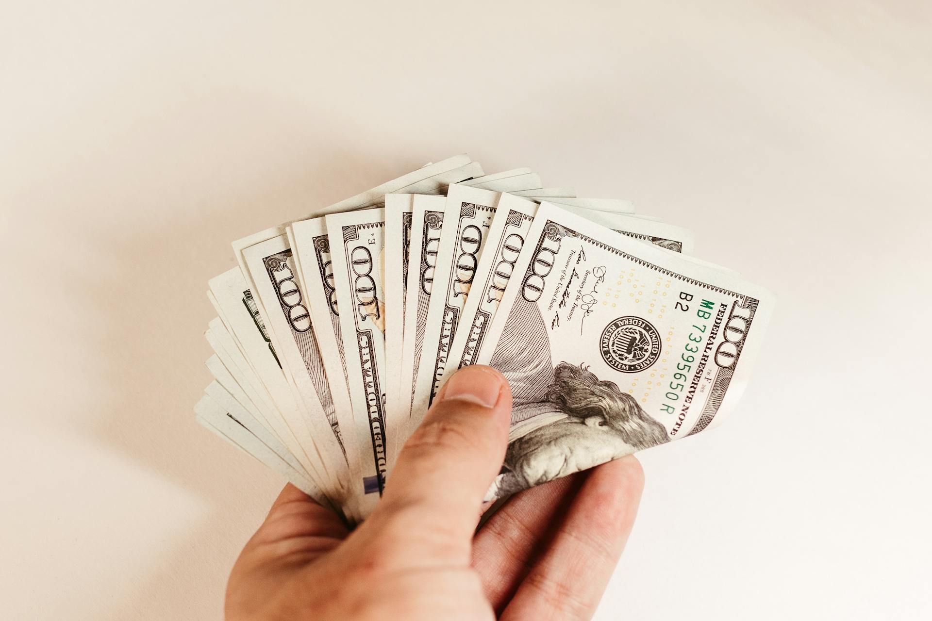 Une personne tenant de l'argent | Source : Pexels