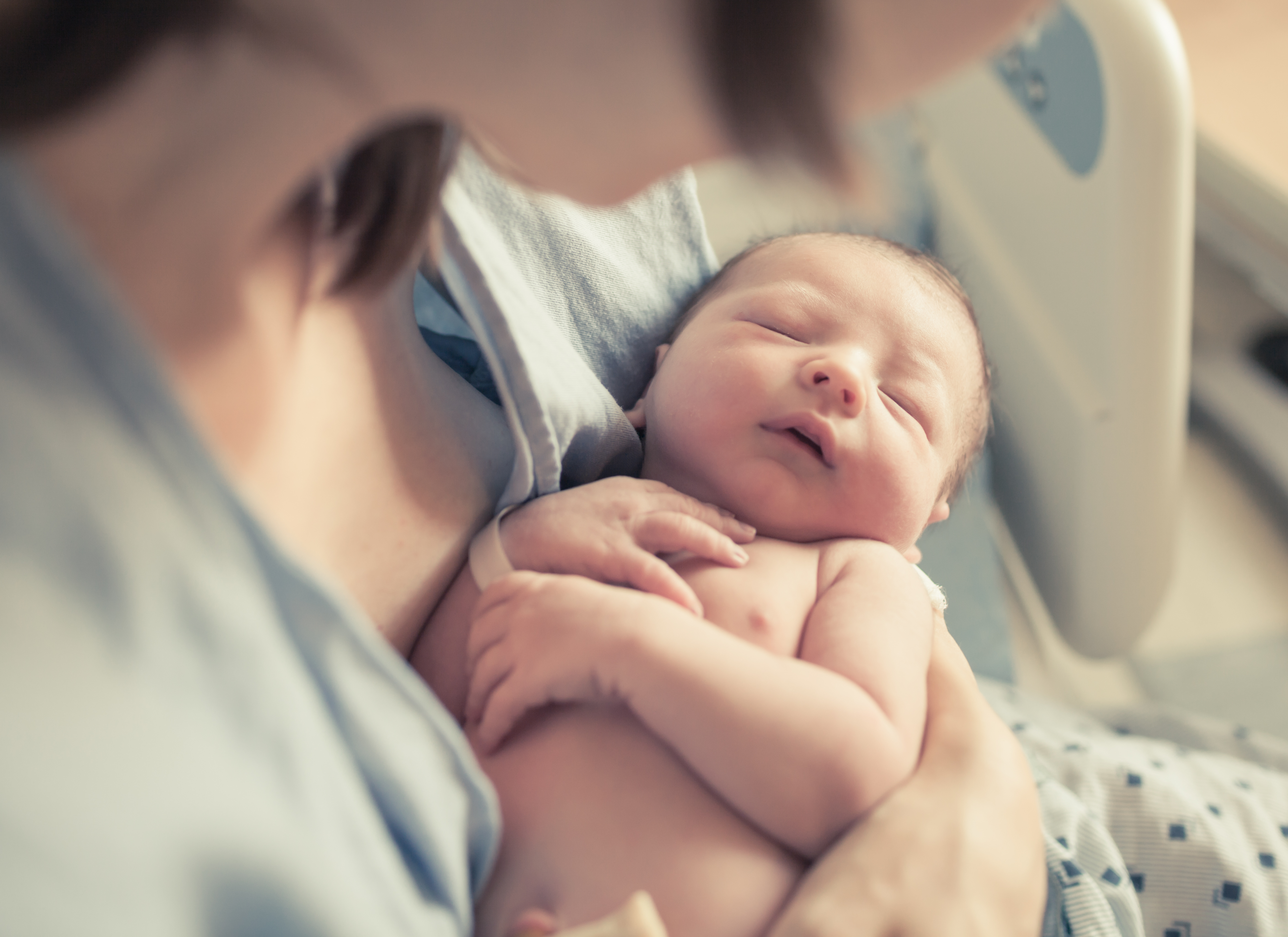 Une mère tenant son nouveau-né | Source : Shutterstock