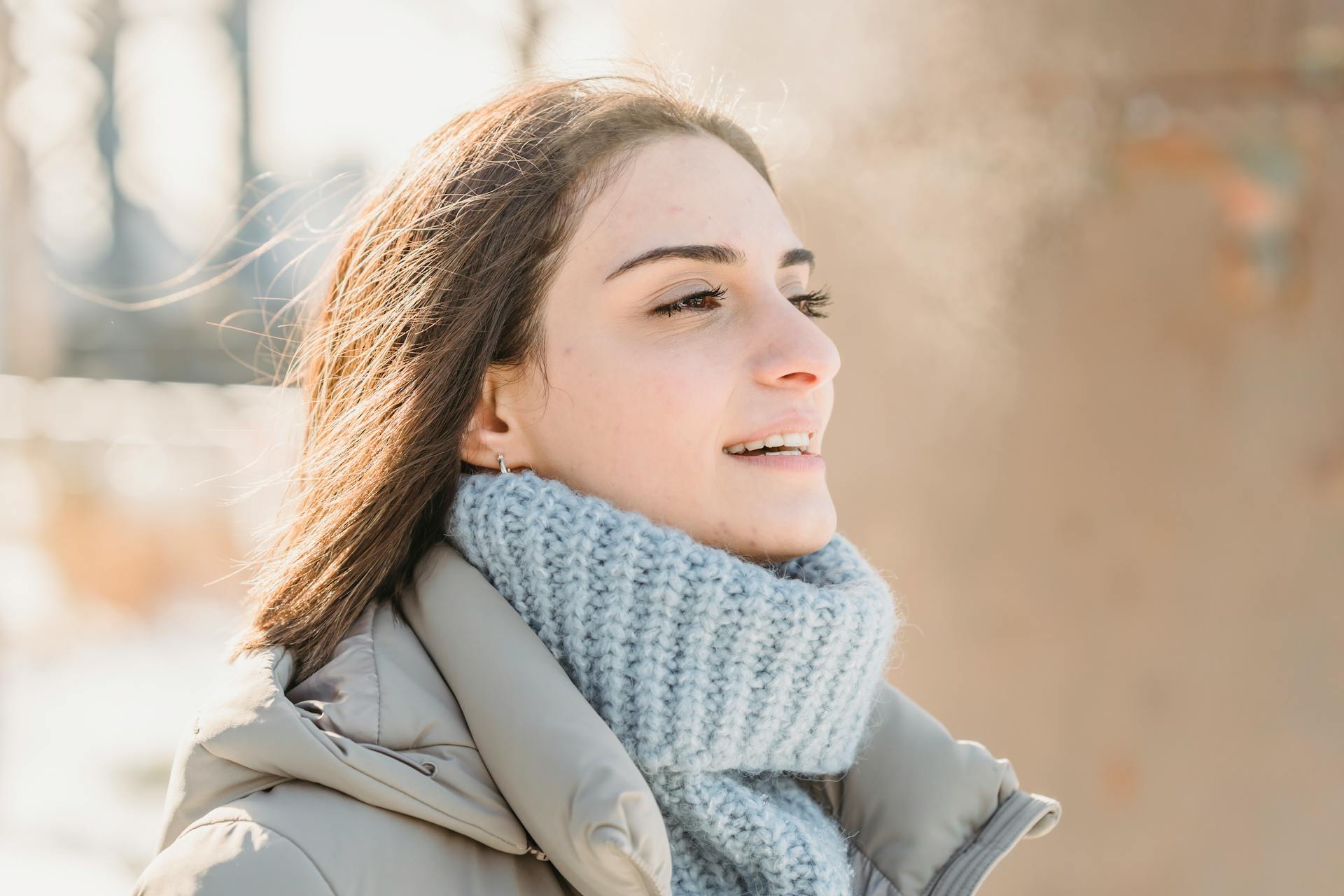 Une femme qui sourit | Source : Pexels
