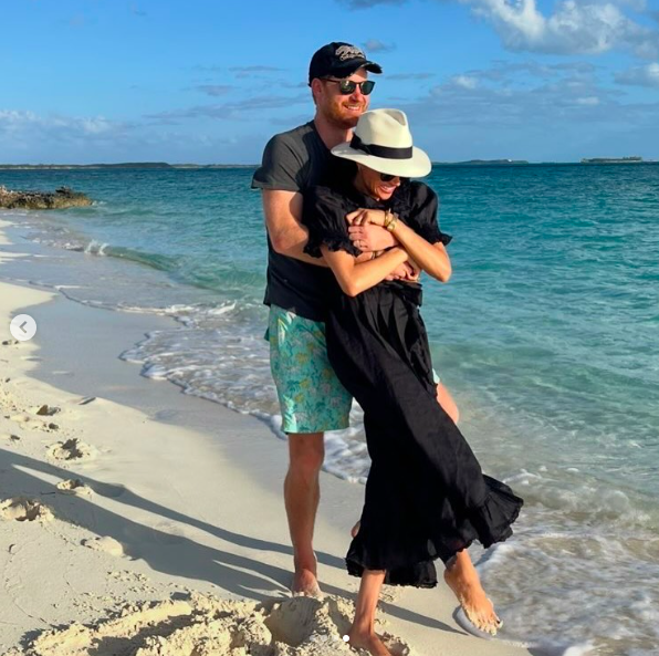 Le prince Harry étreint affectueusement Meghan Markle alors que les deux sourient et posent pour une photo sur la plage. | Source : Instagram/meghan