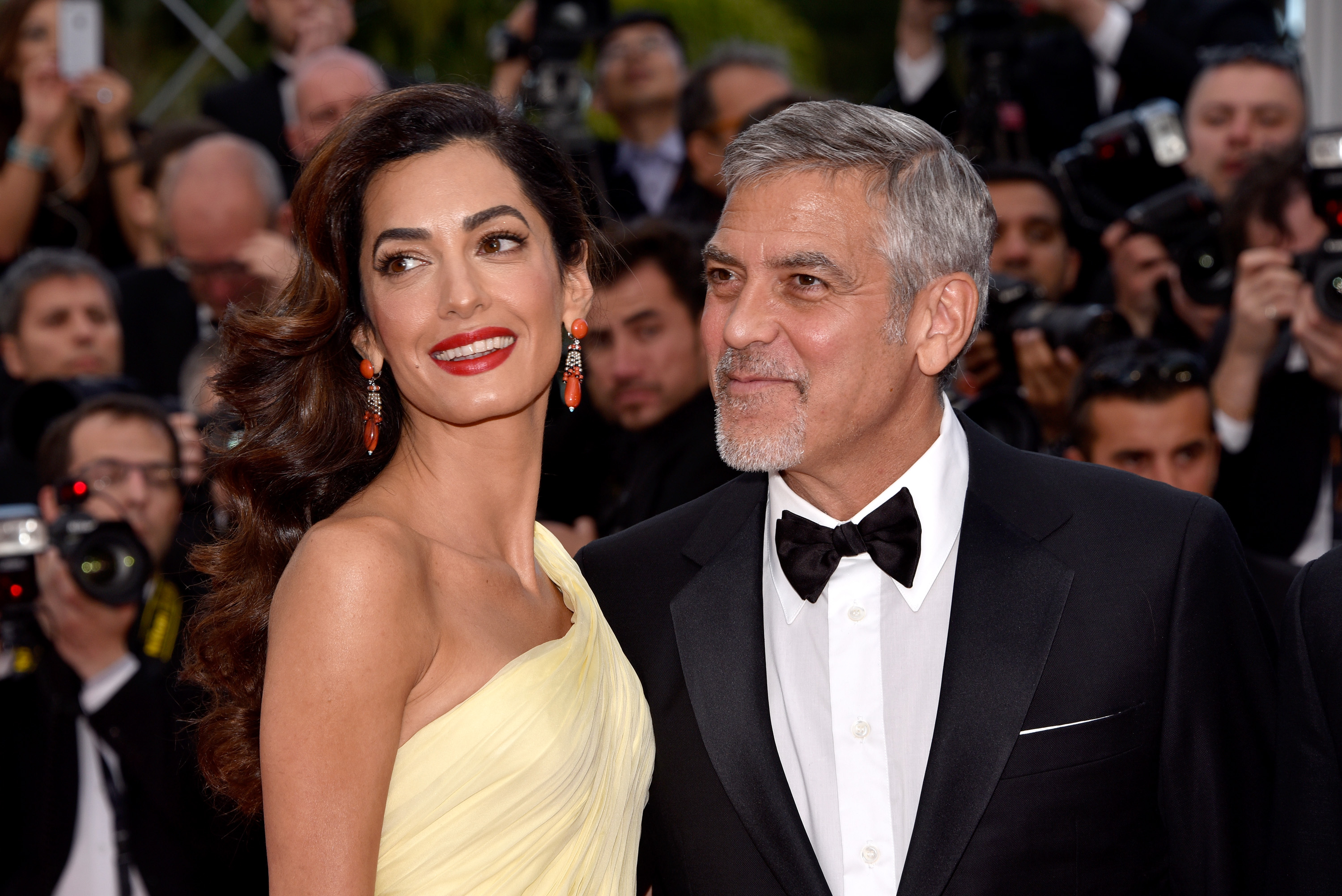 Amal et George Clooney à la première de "Money Monster" lors de la 69e édition du Festival de Cannes à Cannes, France, le 12 mai 2016 | Source : Getty Images