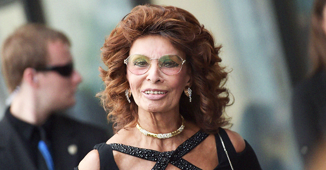 L’actrice Sophia Loren dans une magnifique robe noire lors des Green Carpet Fashion Awards