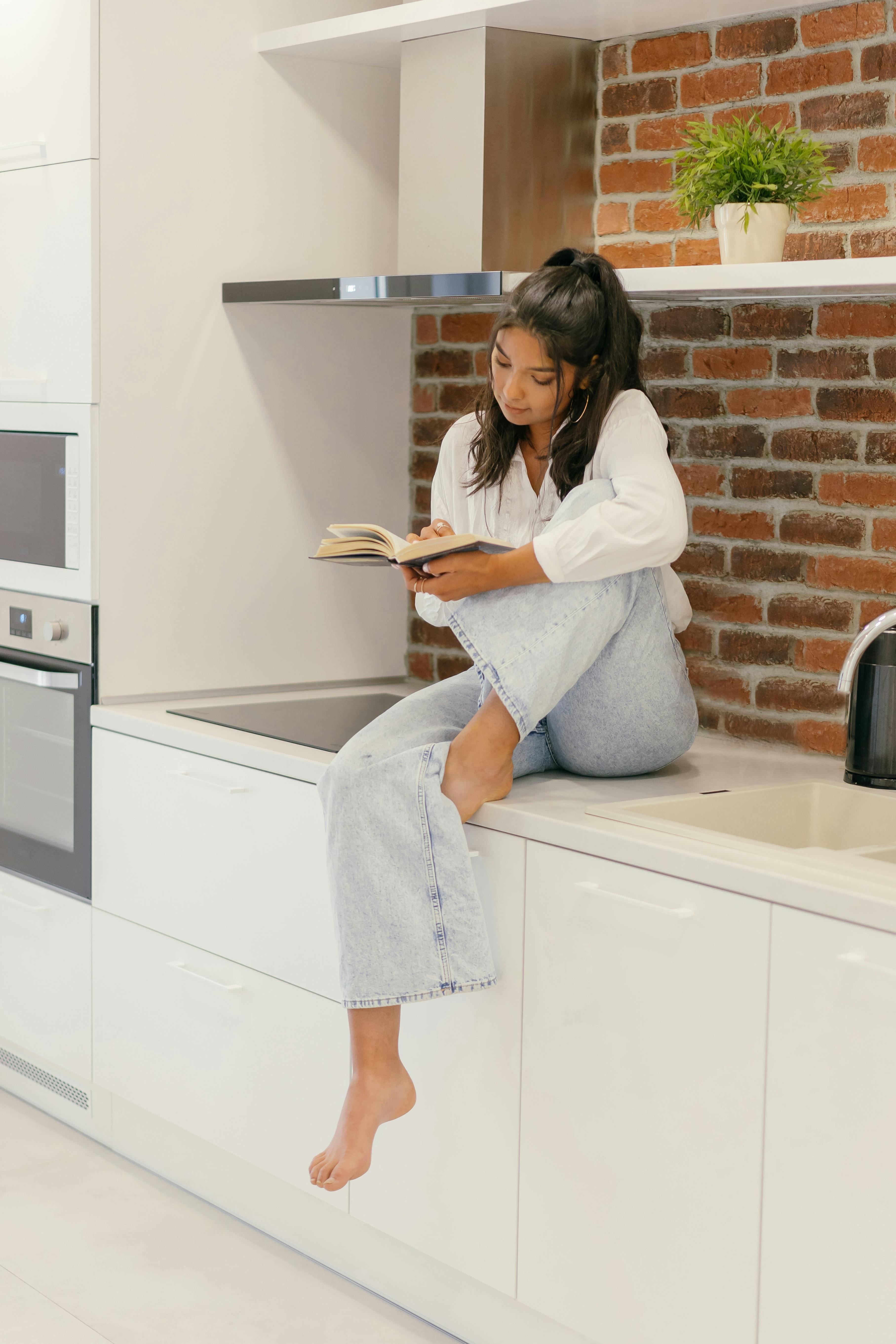 Une femme lisant un livre | Source : Pexels