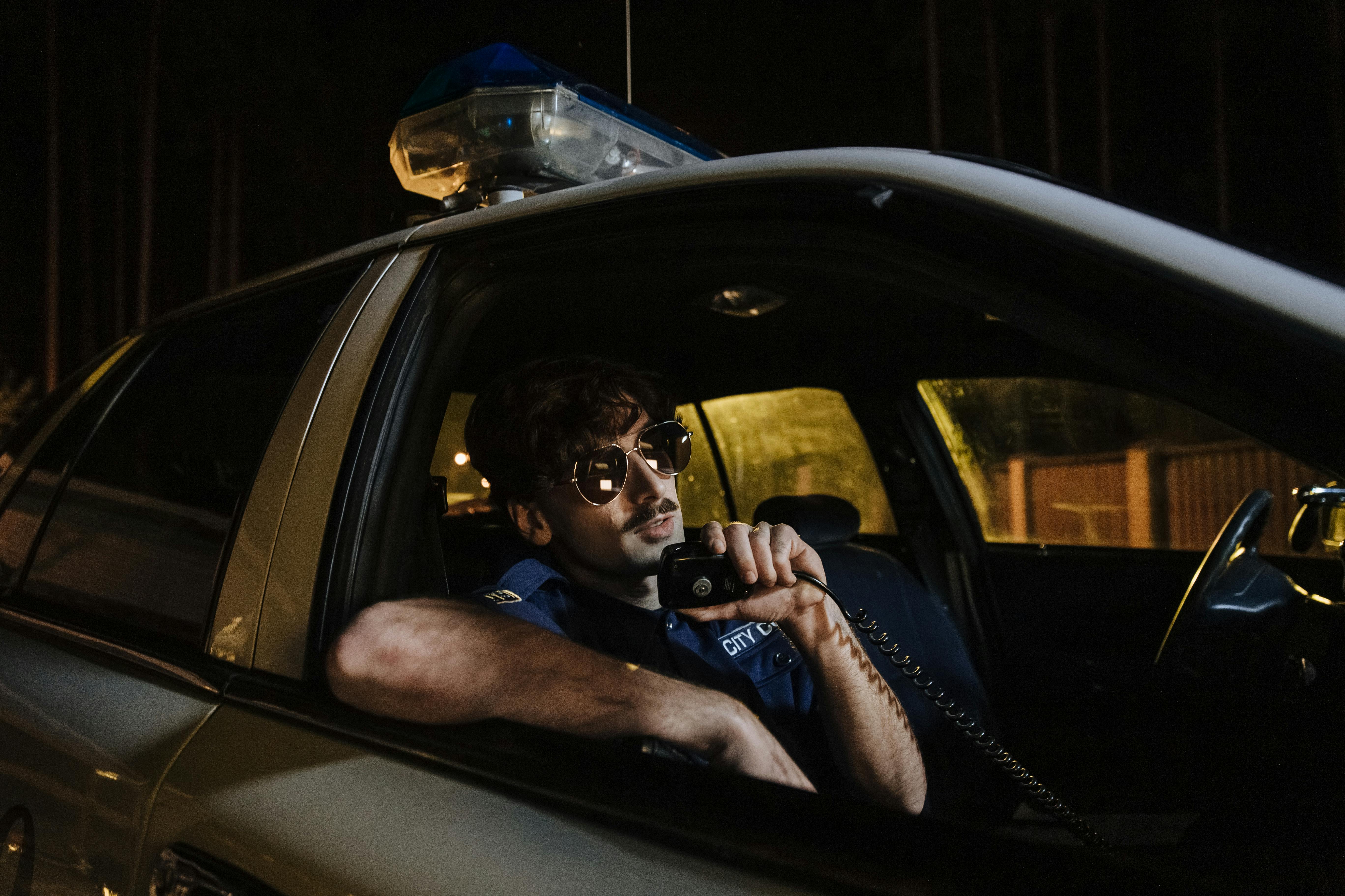 Un policier dans sa voiture | Source : Pexels