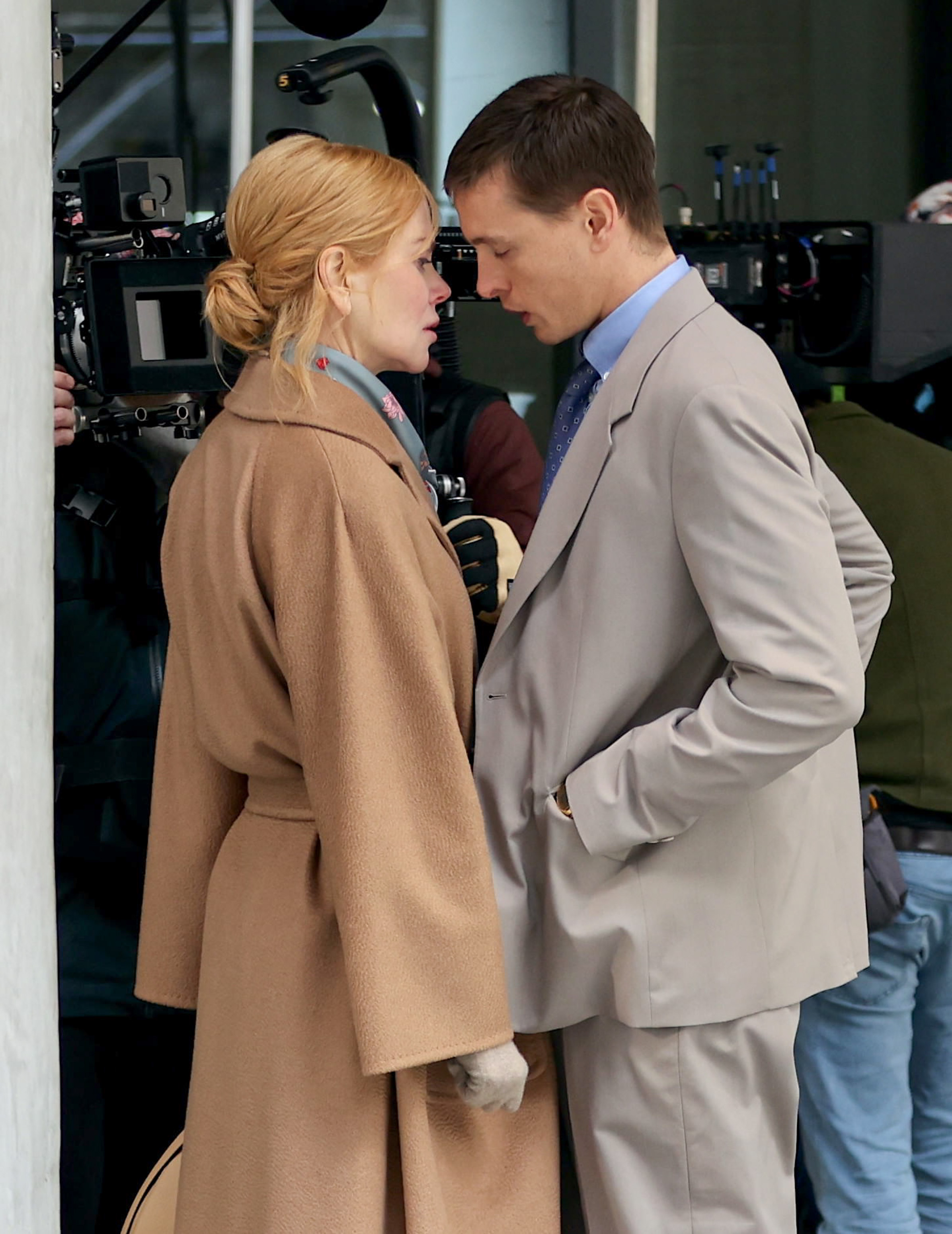 Nicole Kidman et Harris Dickinson sont vus en train de tourner sur le plateau de tournage du film 'Babygirl', le 11 décembre 2023, à New York. | Source : Getty Images