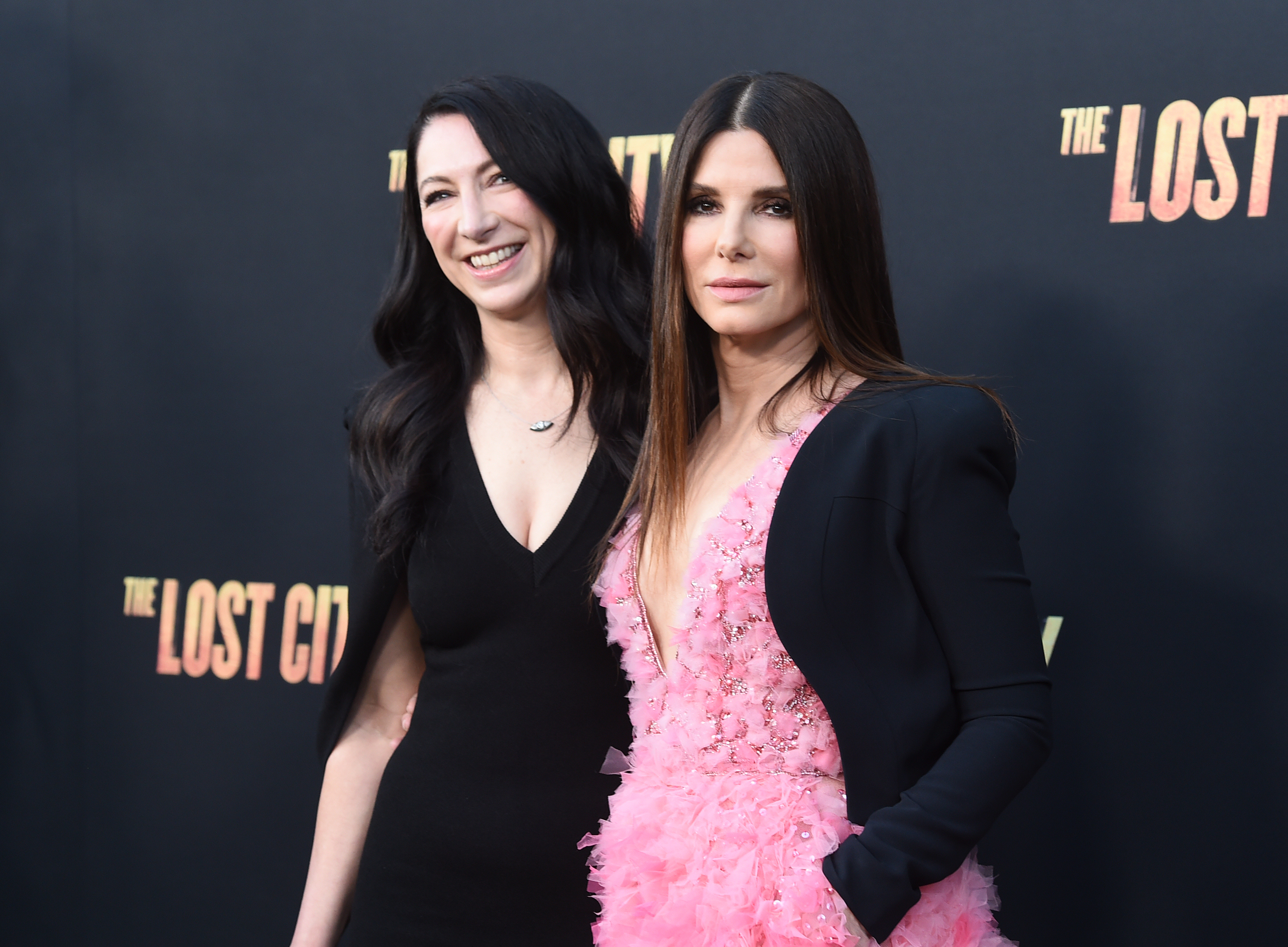 Gesine Bullock-Prado et Sandra Bullock à la première de "Le Secret de la cité perdue" le 21 mars 2022 à Los Angeles, Californie | Source : Getty Images