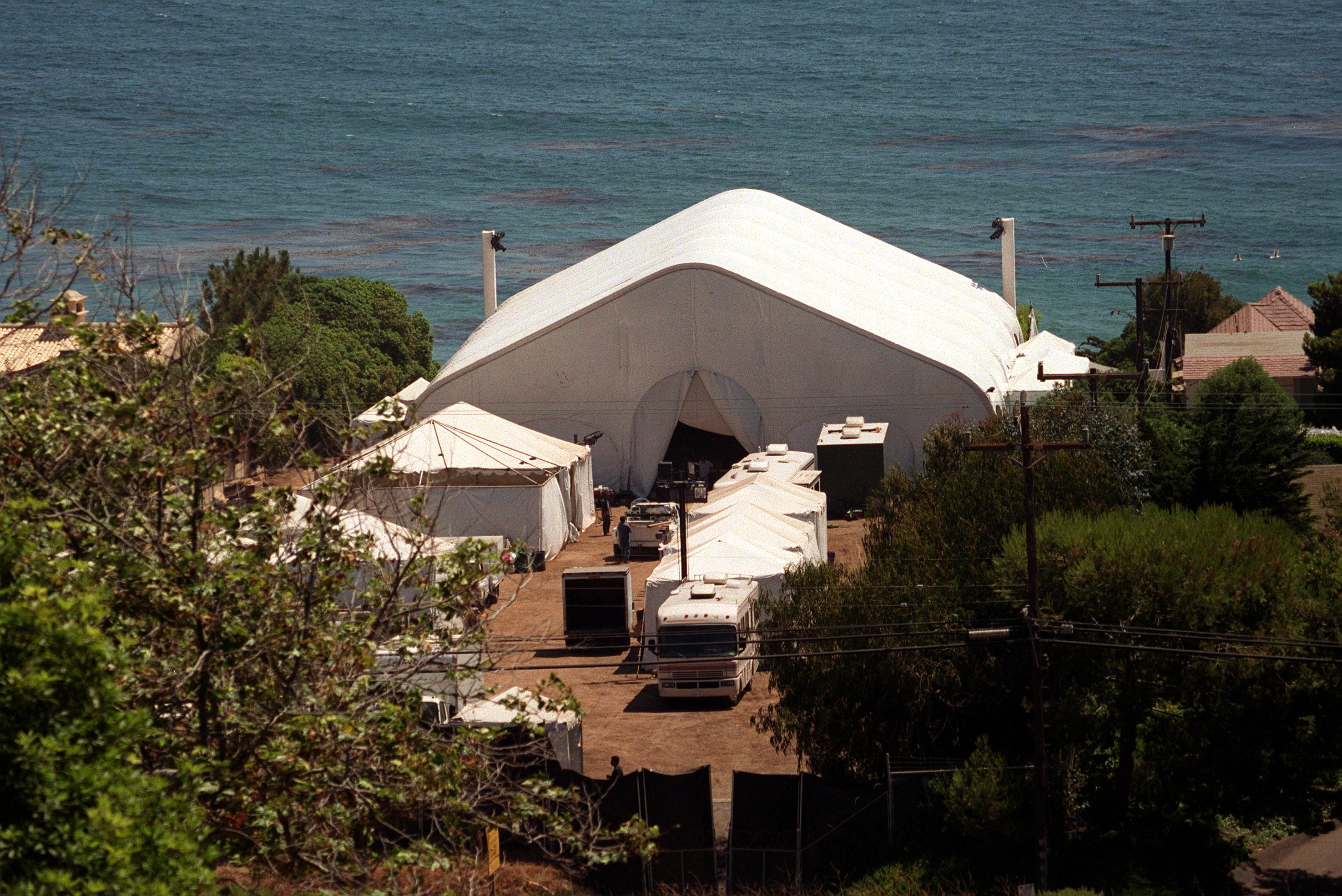 Tentes pour le mariage de Jennifer Aniston et Brad Pitt au bord de l'océan Pacifique, le 27 juillet 2000, à Malibu, en Californie. | Source : Getty Images