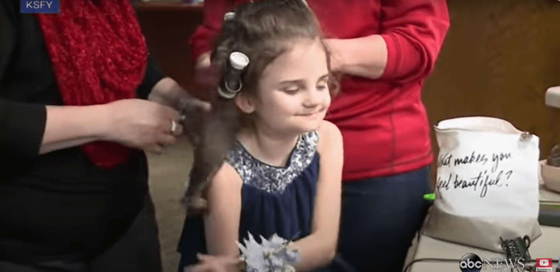 Rebekah Spader, 10 ans, se fait coiffer par sa grand-mère. | Source : Youtube.com/ABC News