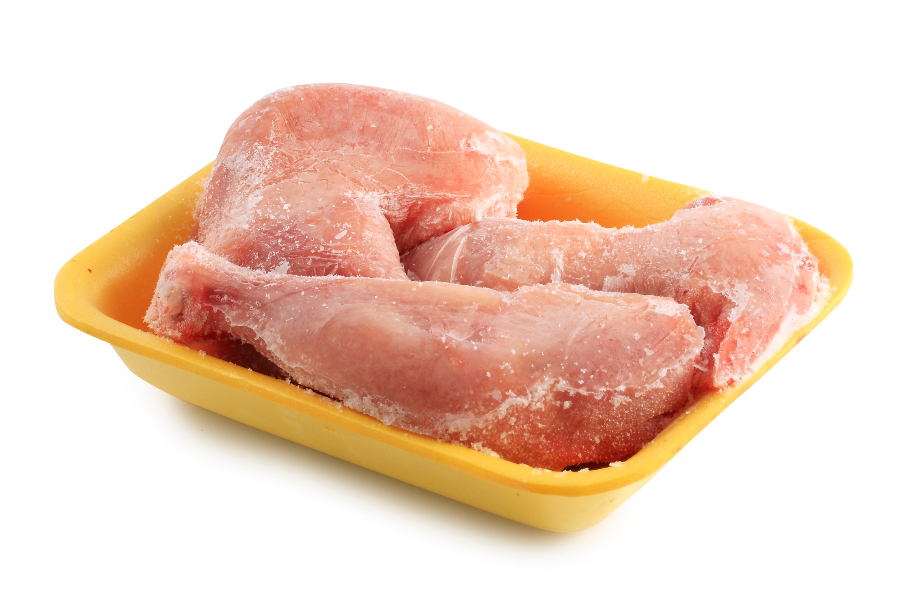 Viande de poulet congelée sur un fond blanc. | Photo : Shutterstock
