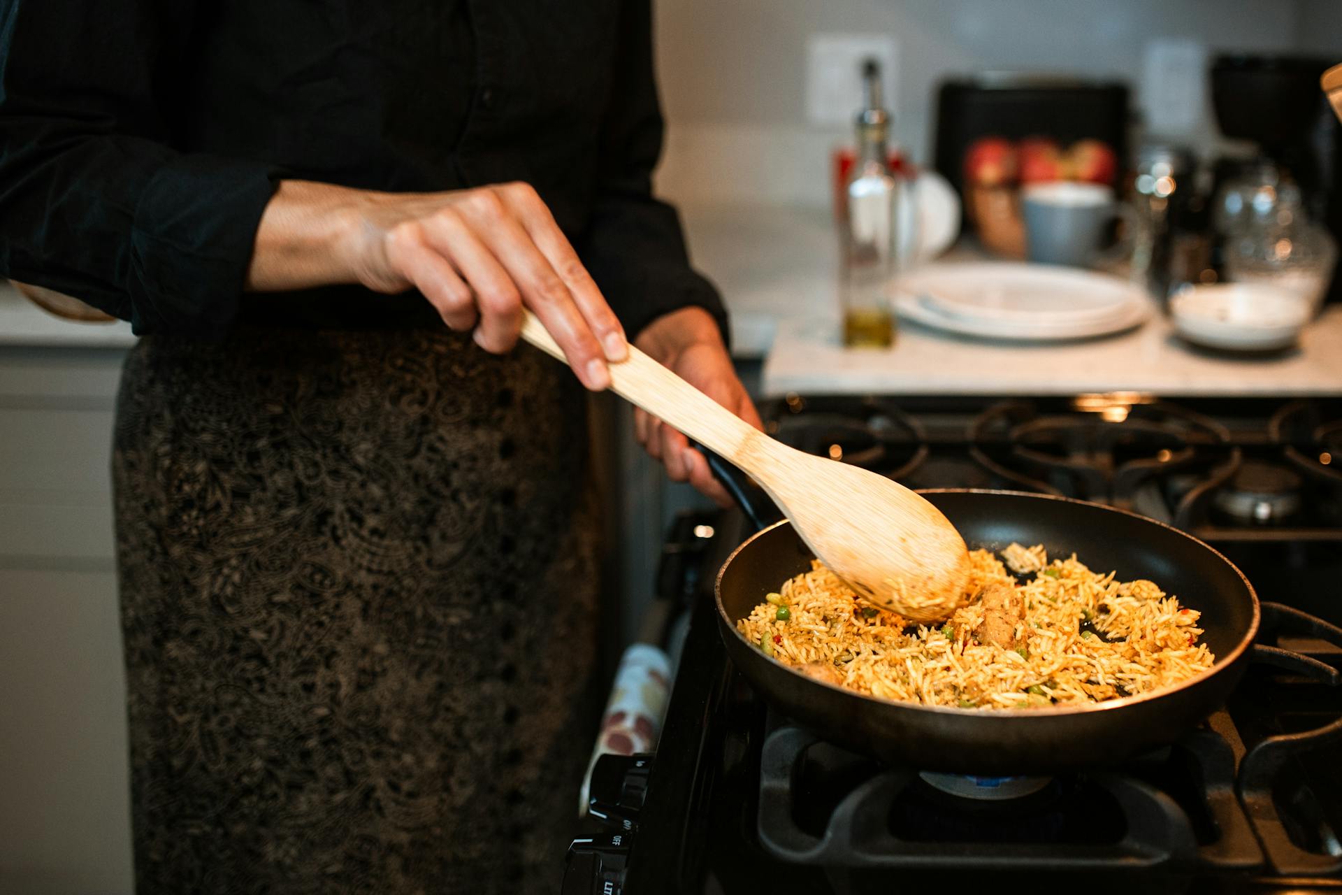 Une femme en train de cuisiner | Source : Pexels