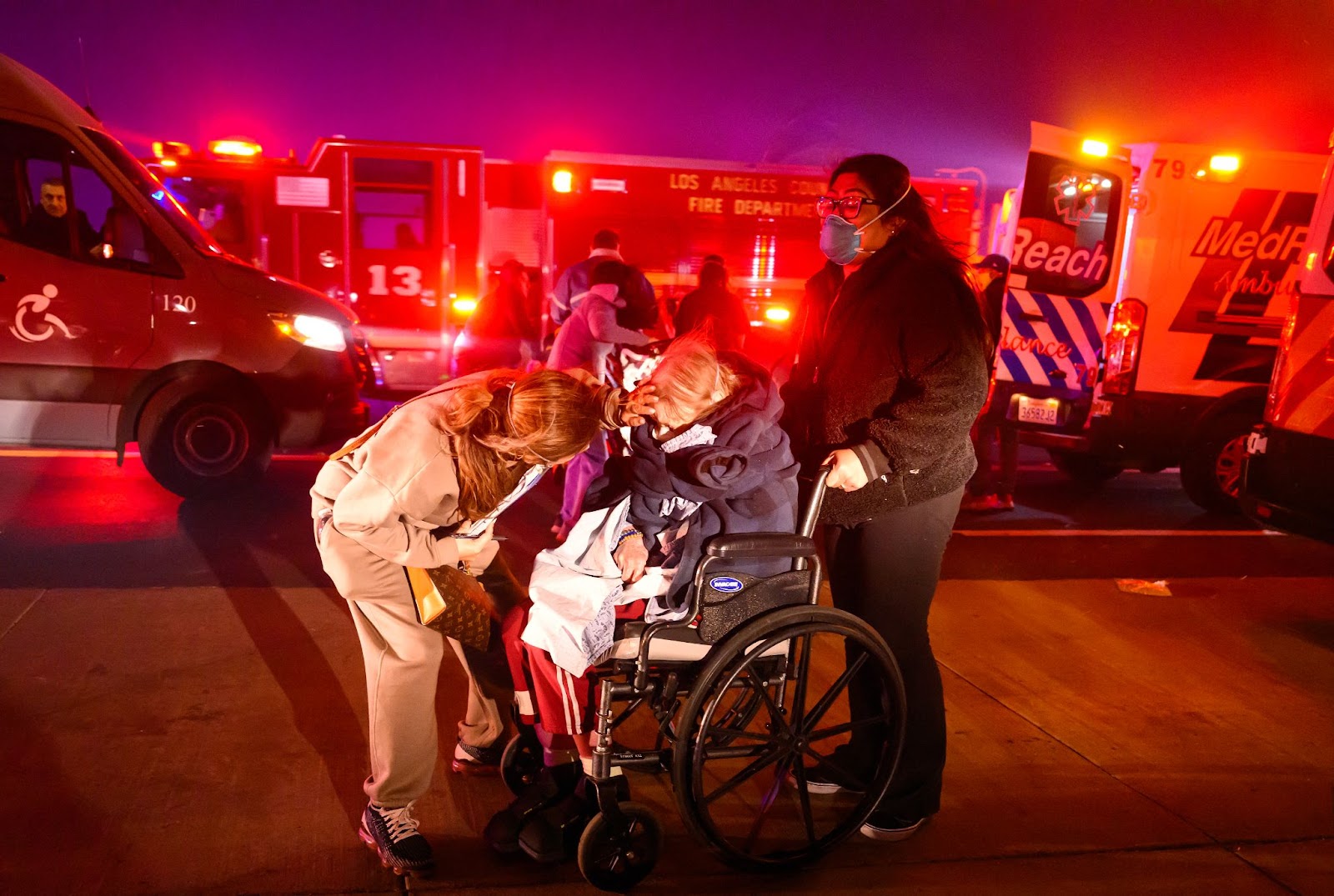 Velma Wright, âgée de 102 ans, photographiée en train d'être évacuée d'un établissement de soins alors que les braises et les flammes s'approchent lors de l'incendie d'Eaton à Pasadena, en Californie, le 7 janvier 2025. | Source : Getty Images