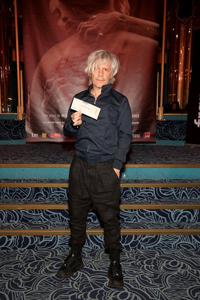 Nicola Sirkis assiste à la première de "Elephant Man" aux Folies Bergeres. |Photo : Getty Images