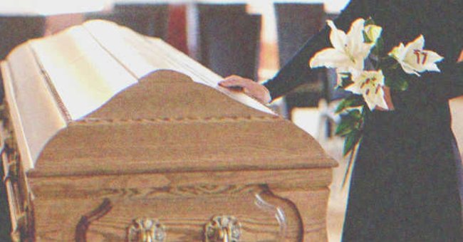 Une femme tenant un cercueil | Source : Shutterstock