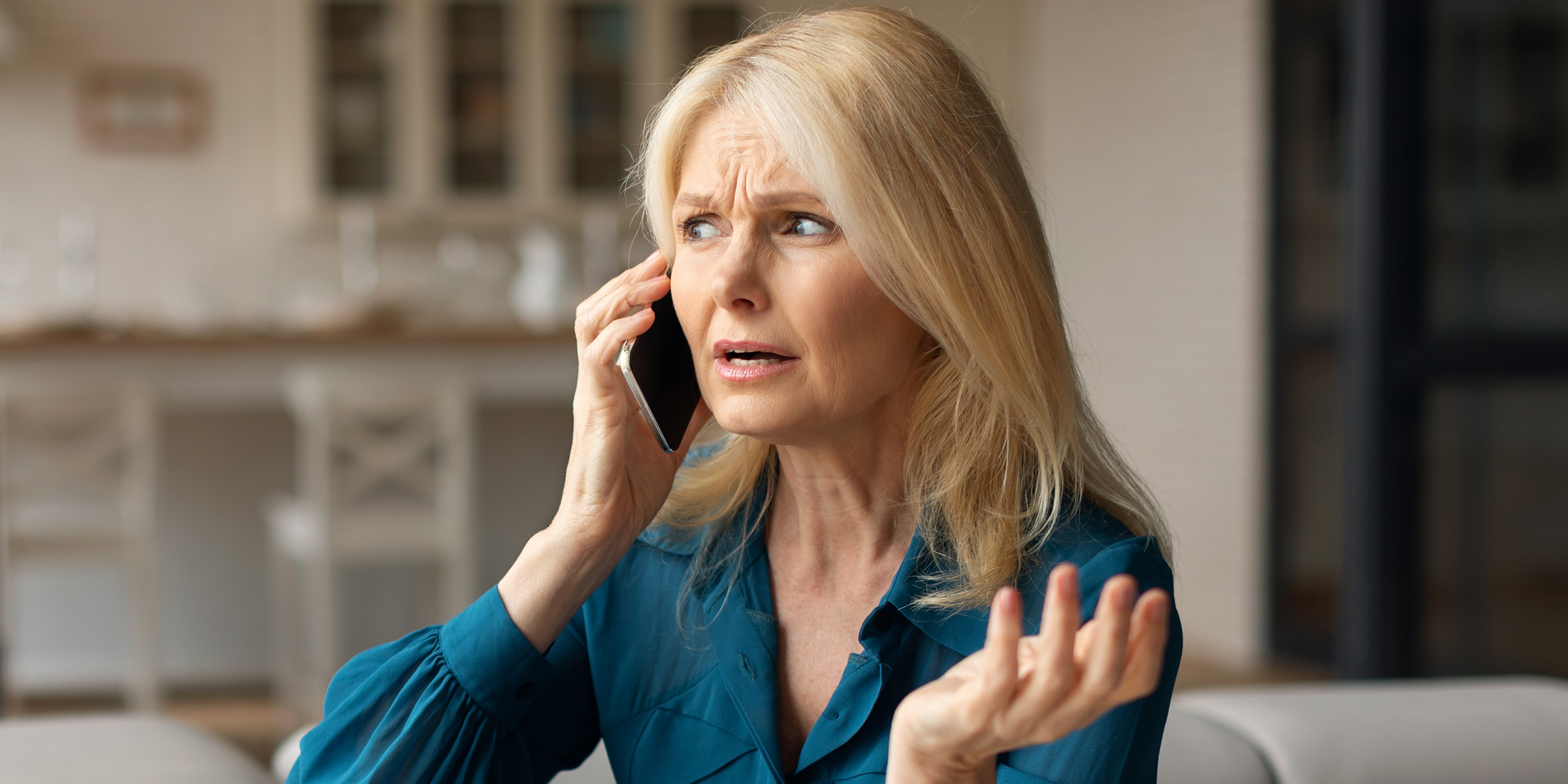 Une femme parle au téléphone | Source : Shutterstock