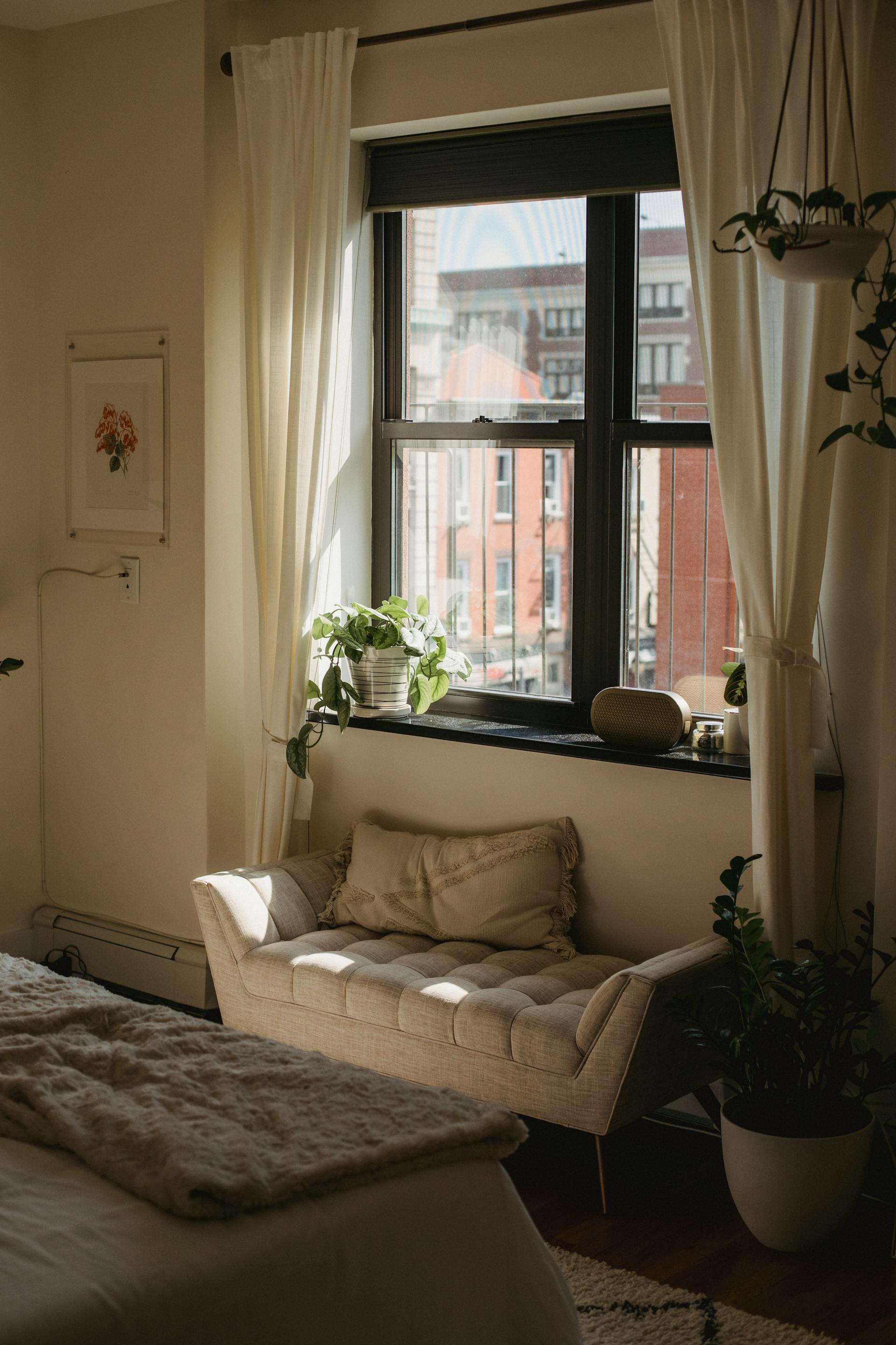 Une vue plus rapprochée d'une fenêtre dans une chambre à coucher | Source : Pexels