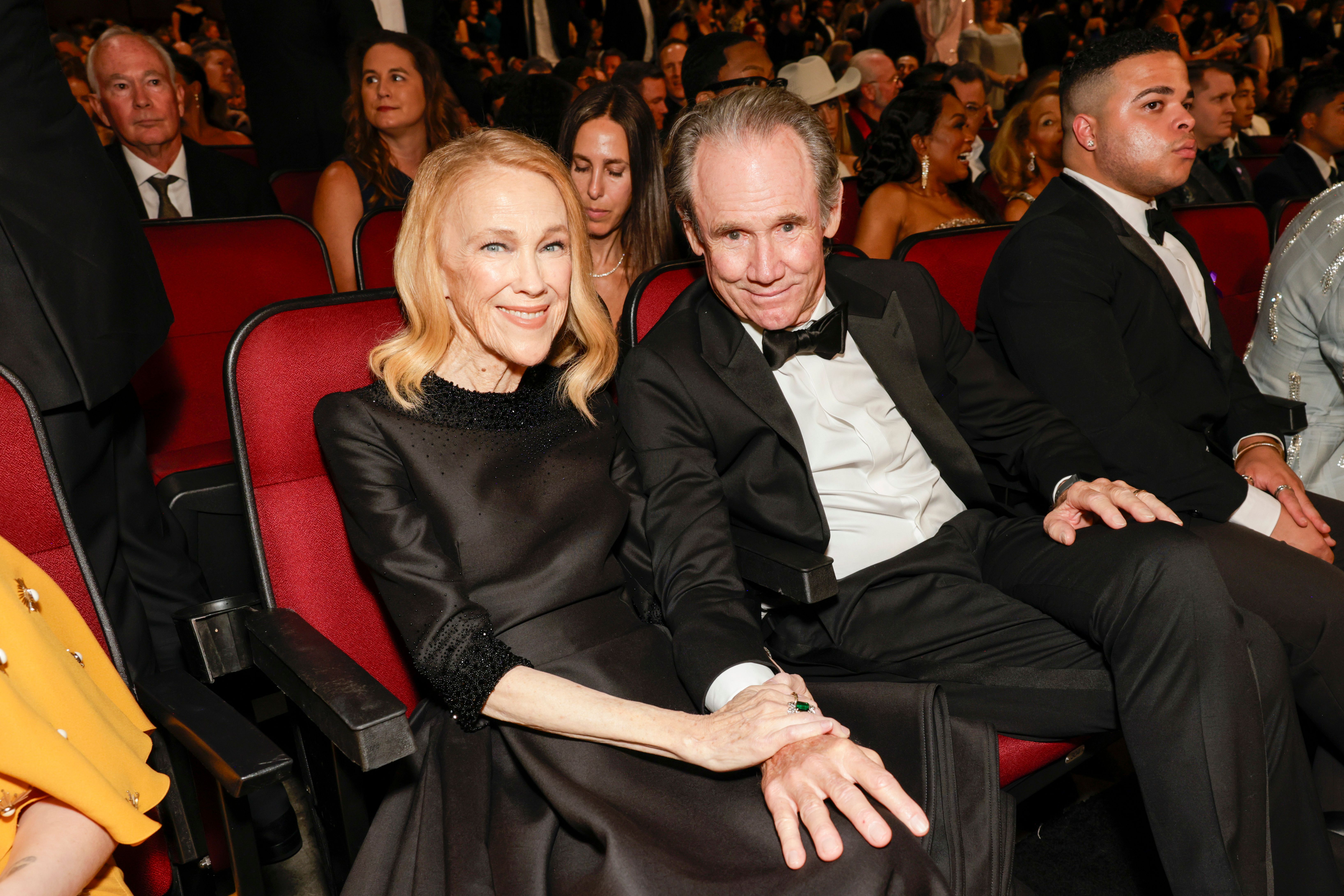 Catherine O'Hara et Bo Welch assistent à la 77e cérémonie des Primetime Emmy Awards le 14 septembre 2025 | Source : Getty Images