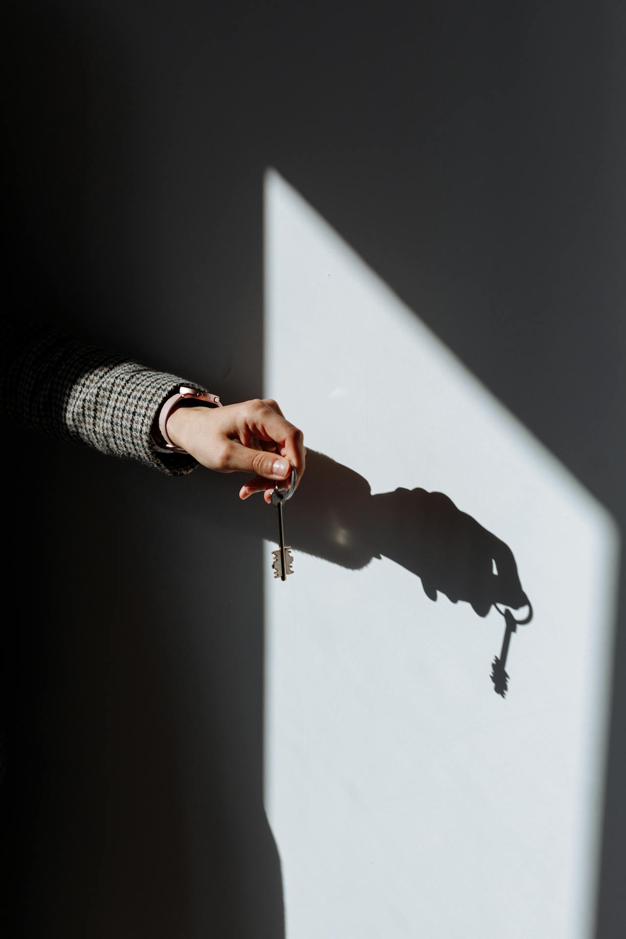 Une personne tenant une clé | Source : Pexels