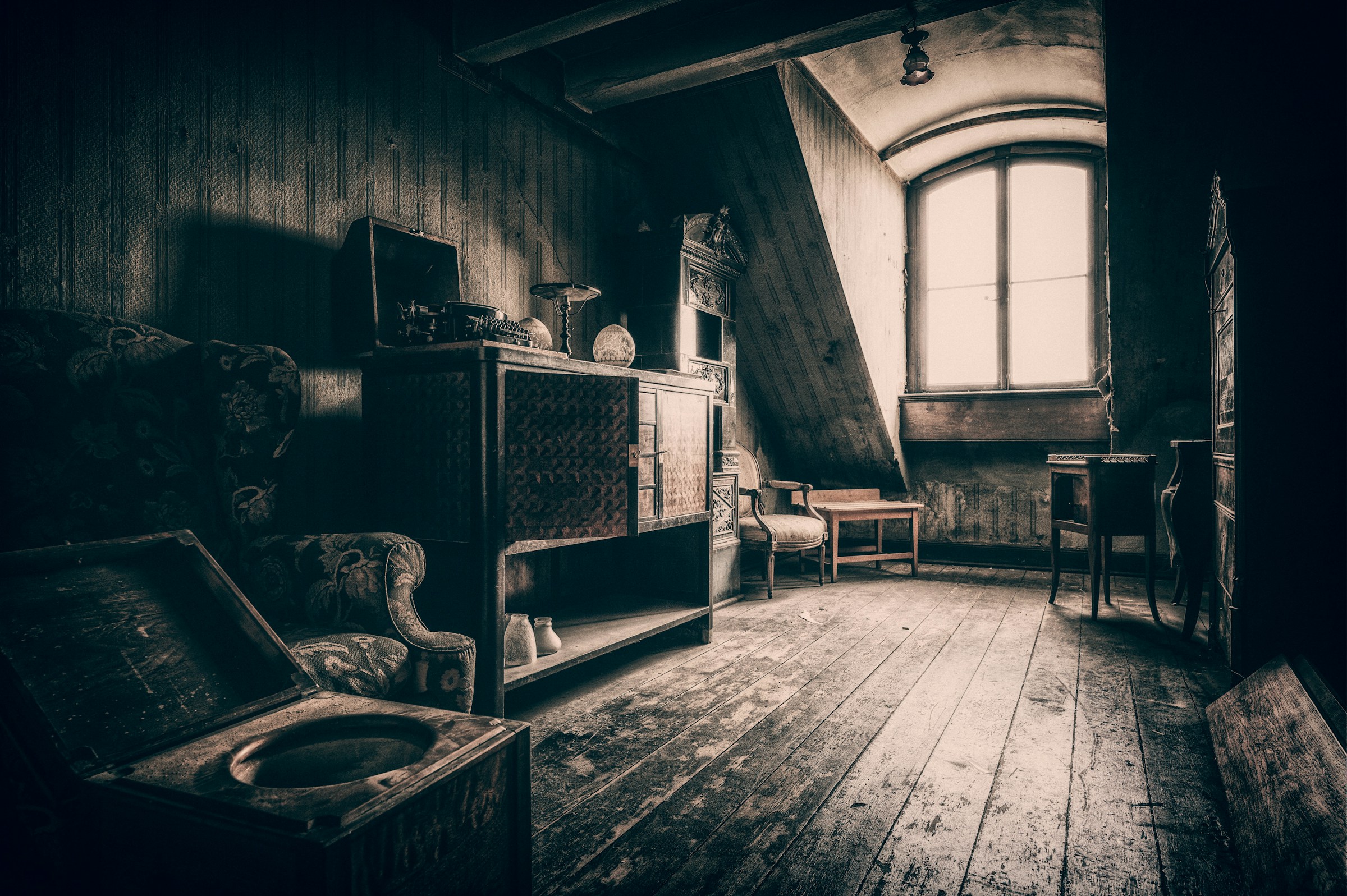 Un grenier sombre avec des meubles | Source : Unsplash