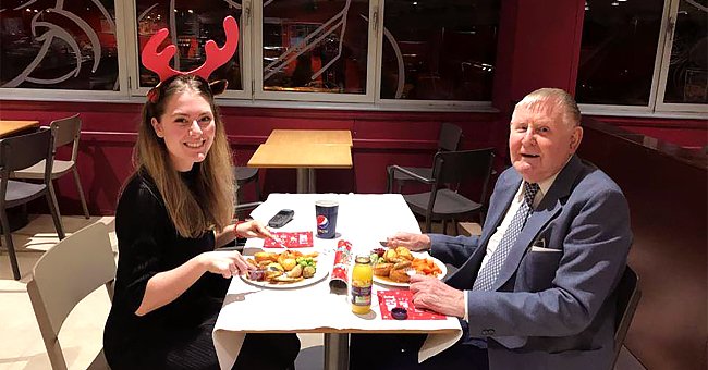 Ellie Walker et Edwin Holmes lors d'un dîner de fête.│Source : facebook.com/expertisehomecare