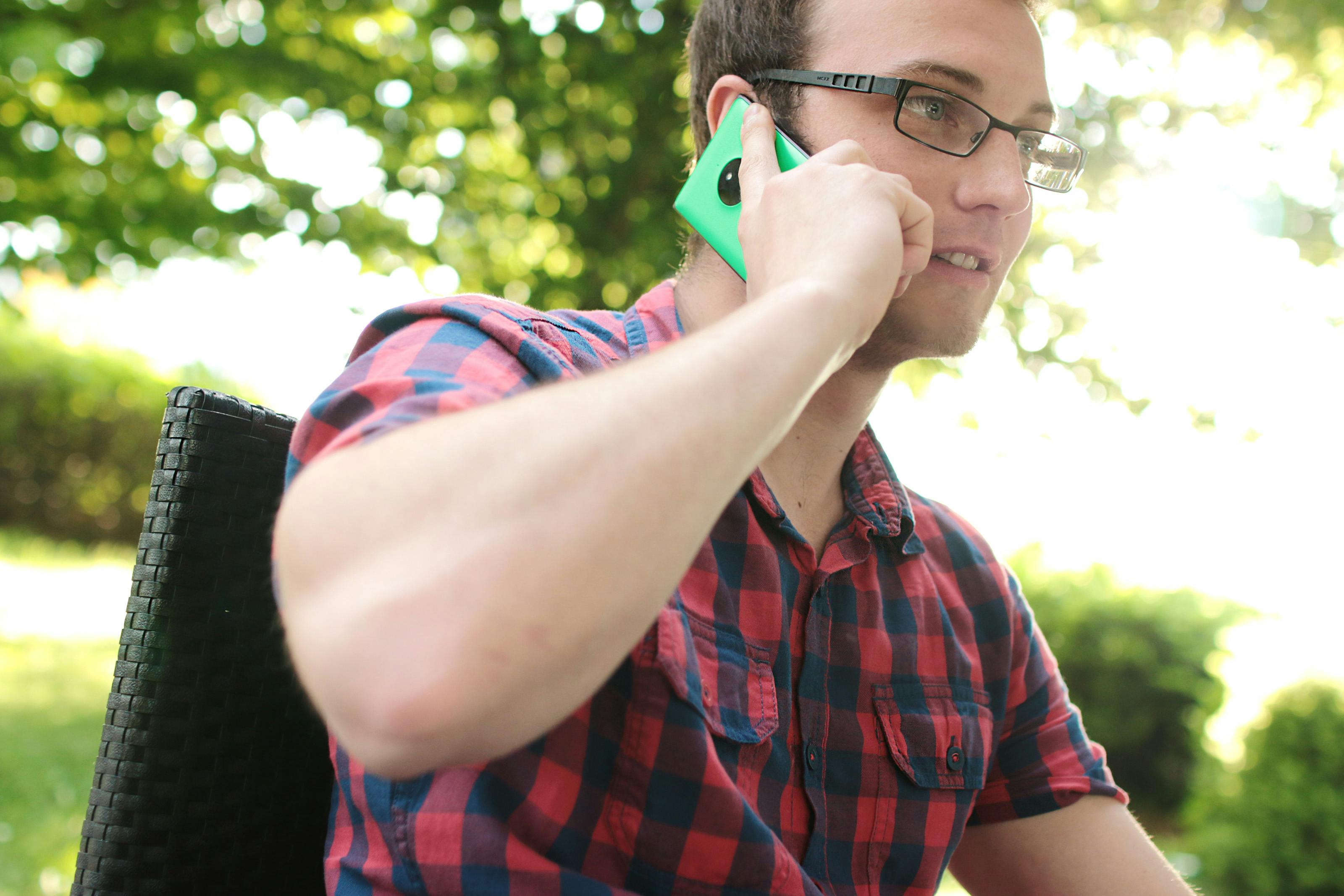 Un homme qui parle au téléphone | Source : Pexels