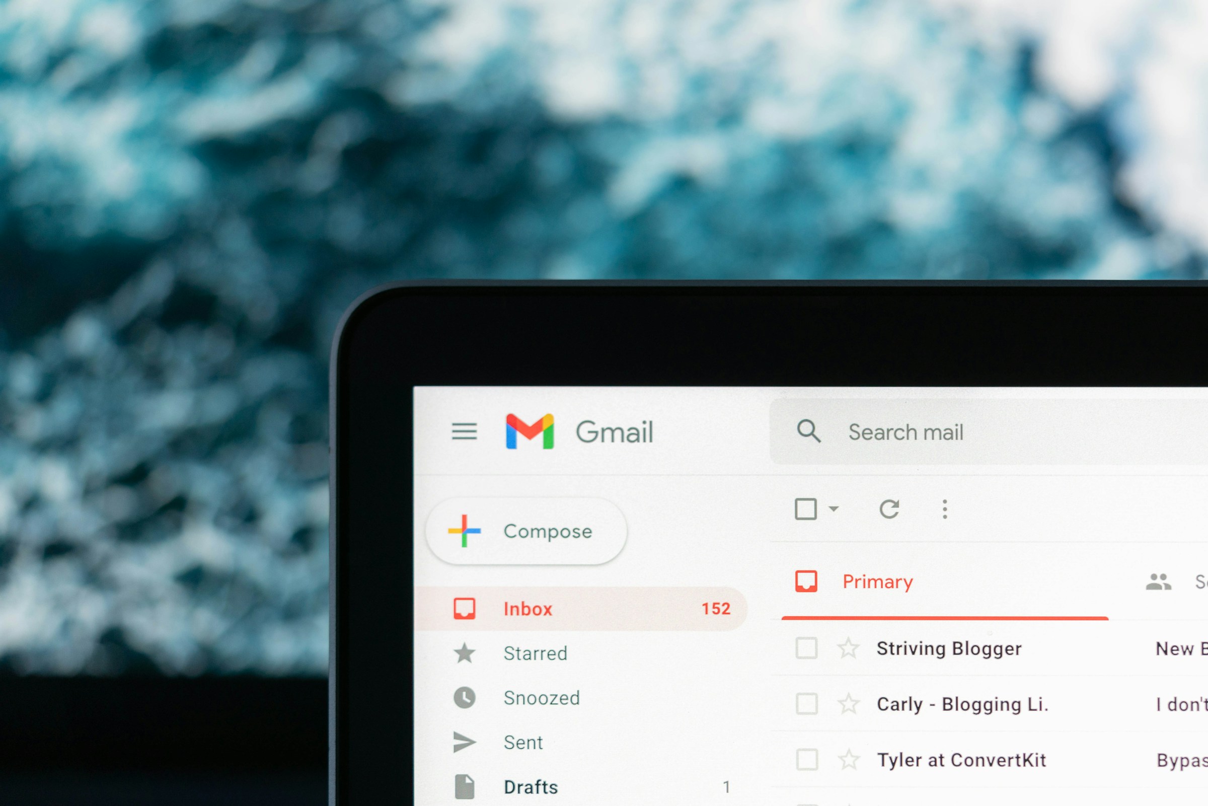 Gros plan sur l'application de bureau Gmail | Source : Unsplash