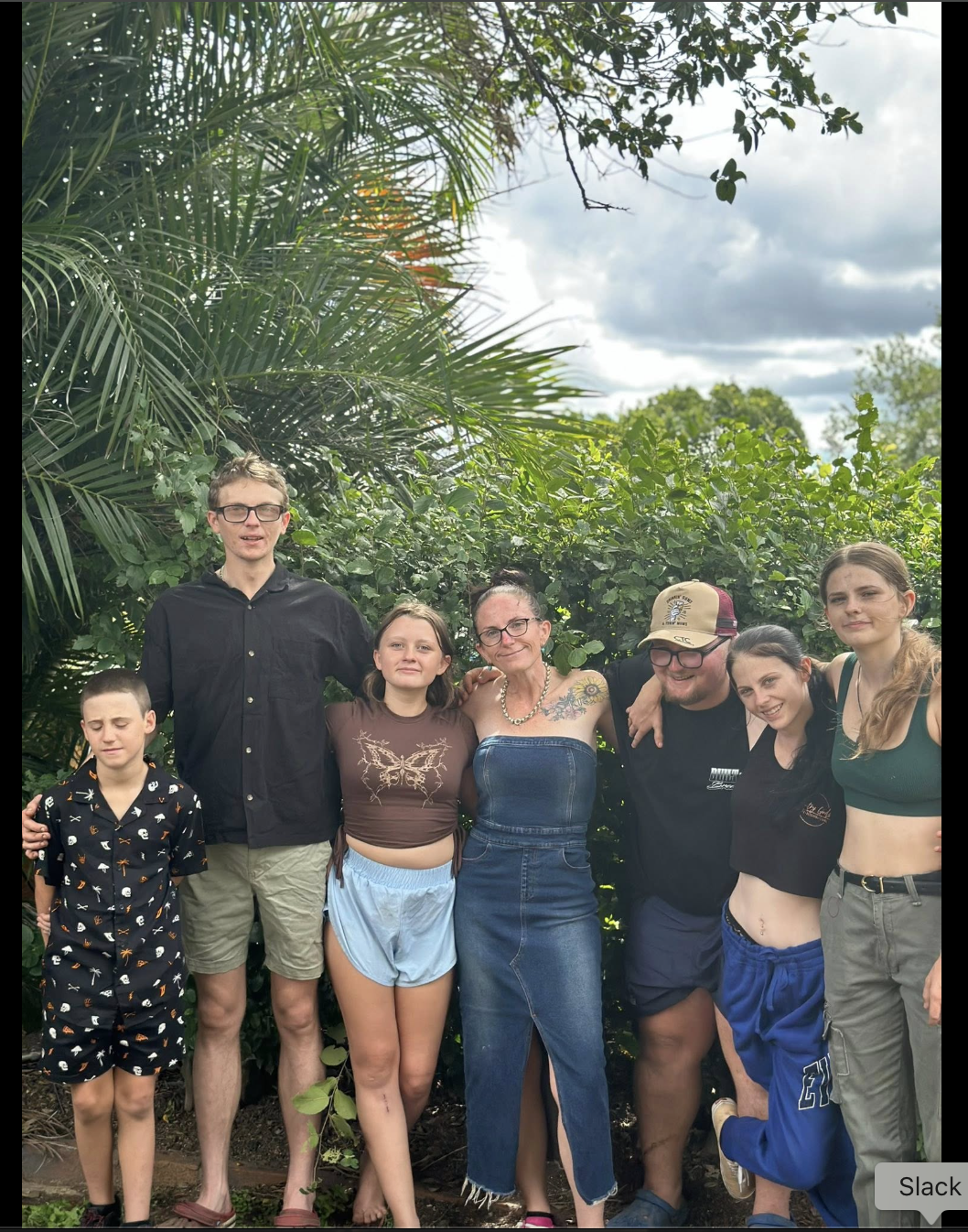 Pheobe Bishop est photographiée avec sa famille, sur une photo datée du 18 mai 2025 | Source : Facebook/kyliezbishop