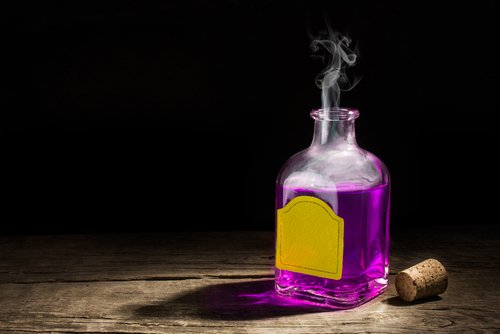Une bouteille de potion violette. | Photo : Shutterstock.
