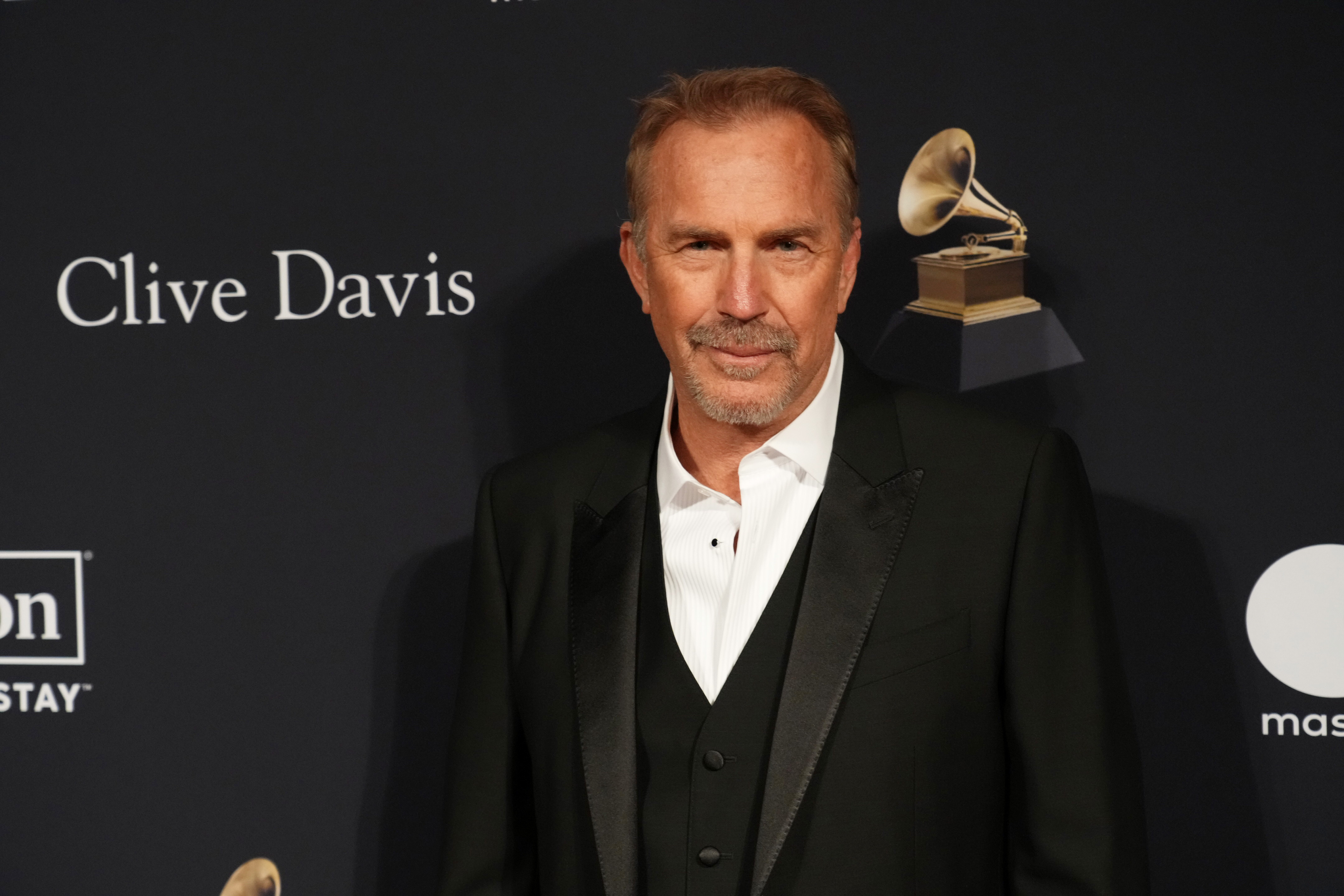 Kevin Costner assiste au gala pré-Grammy et au Grammy Salute To Industry Icons Honoring Julie Greenwald &amp; Craig Kallman, le 4 février 2023, à Beverly Hills, en Californie. | Source : Getty Images