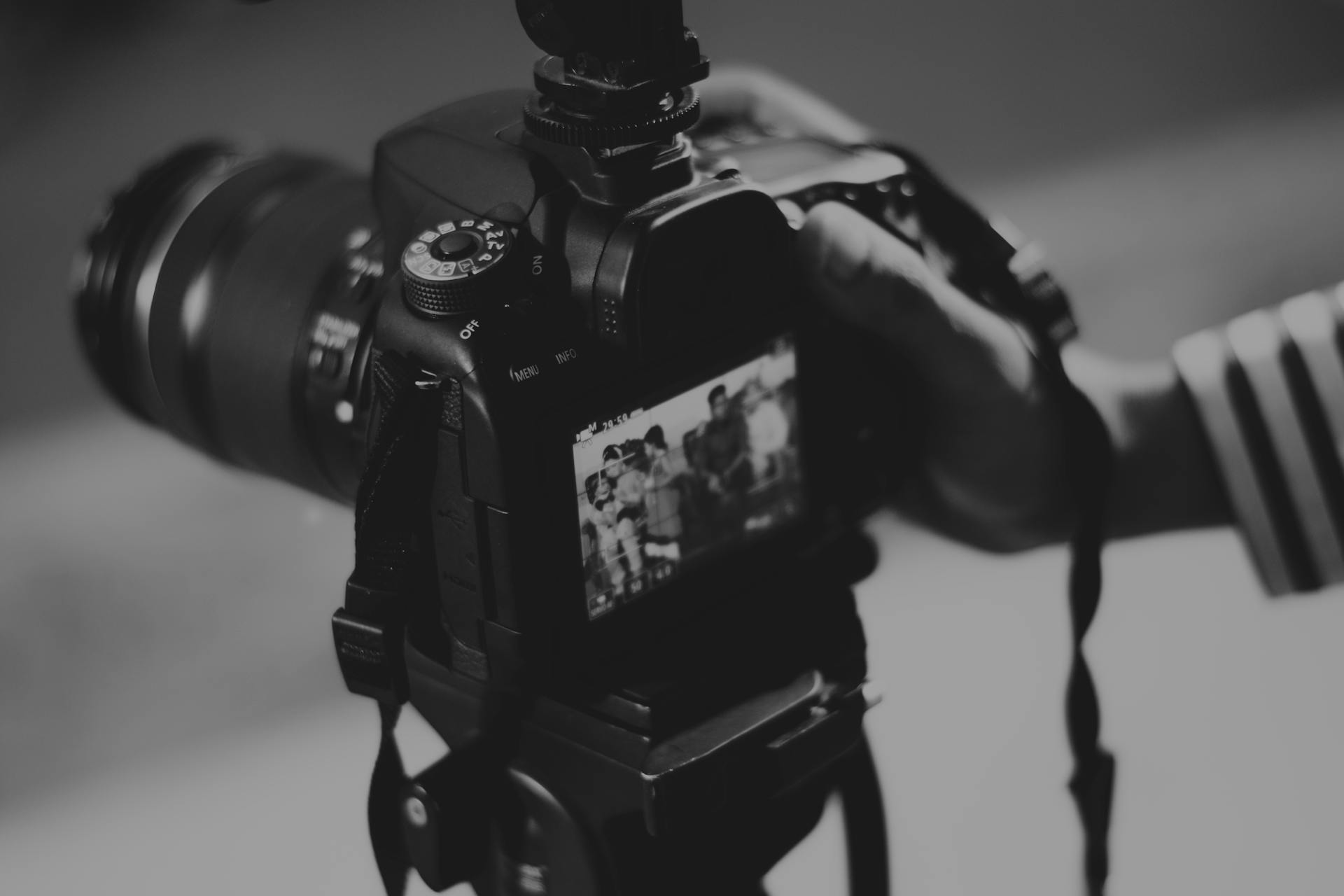 Un photographe tenant son appareil photo | Source : Pexels