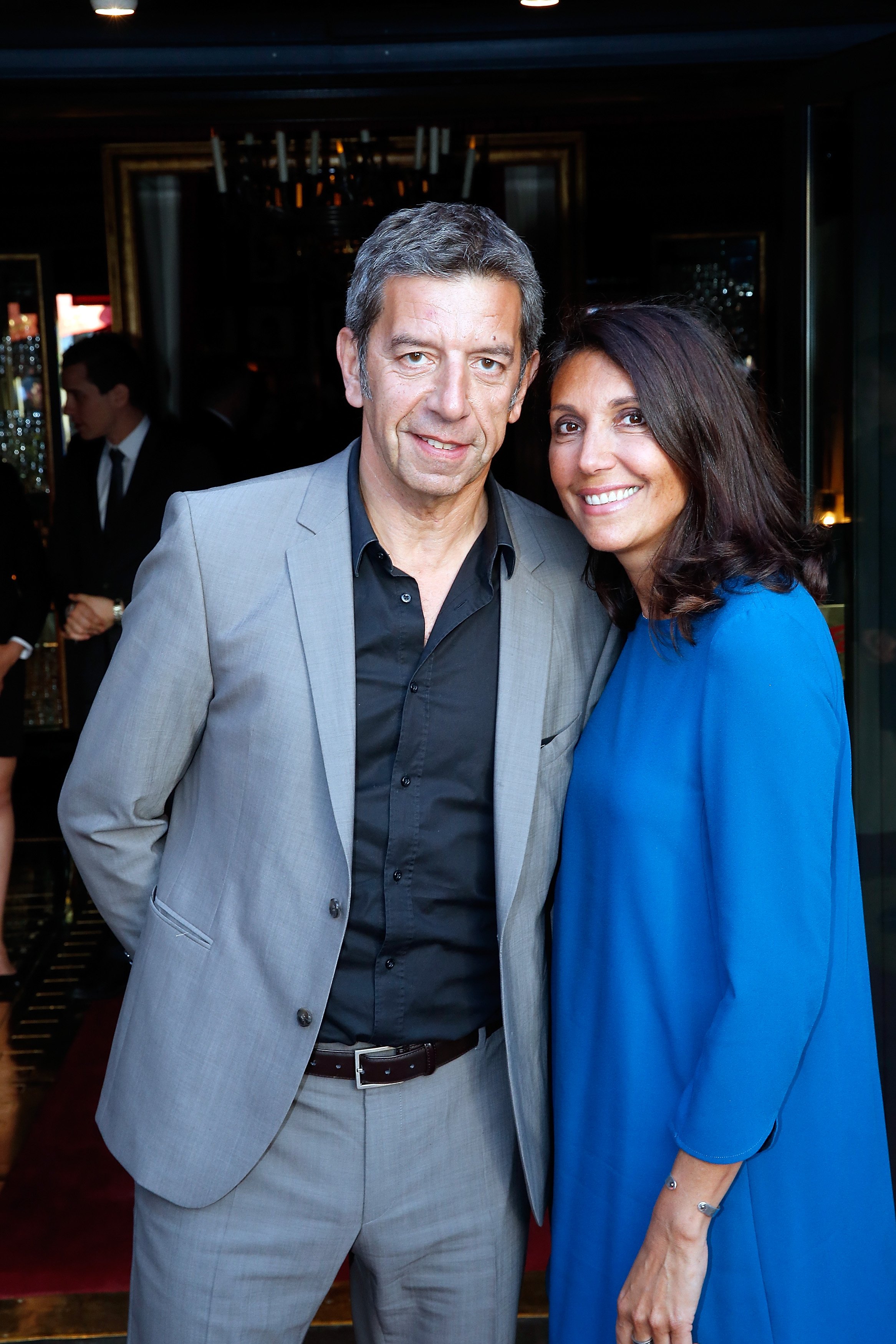 Le docteur Michel Cymes et son épouse Nathalie assistent au dîner du Trophée des légendes au Fouquet's, champs Élysées, le 3 juin 2015 à Paris, France. | Photo : Getty Images