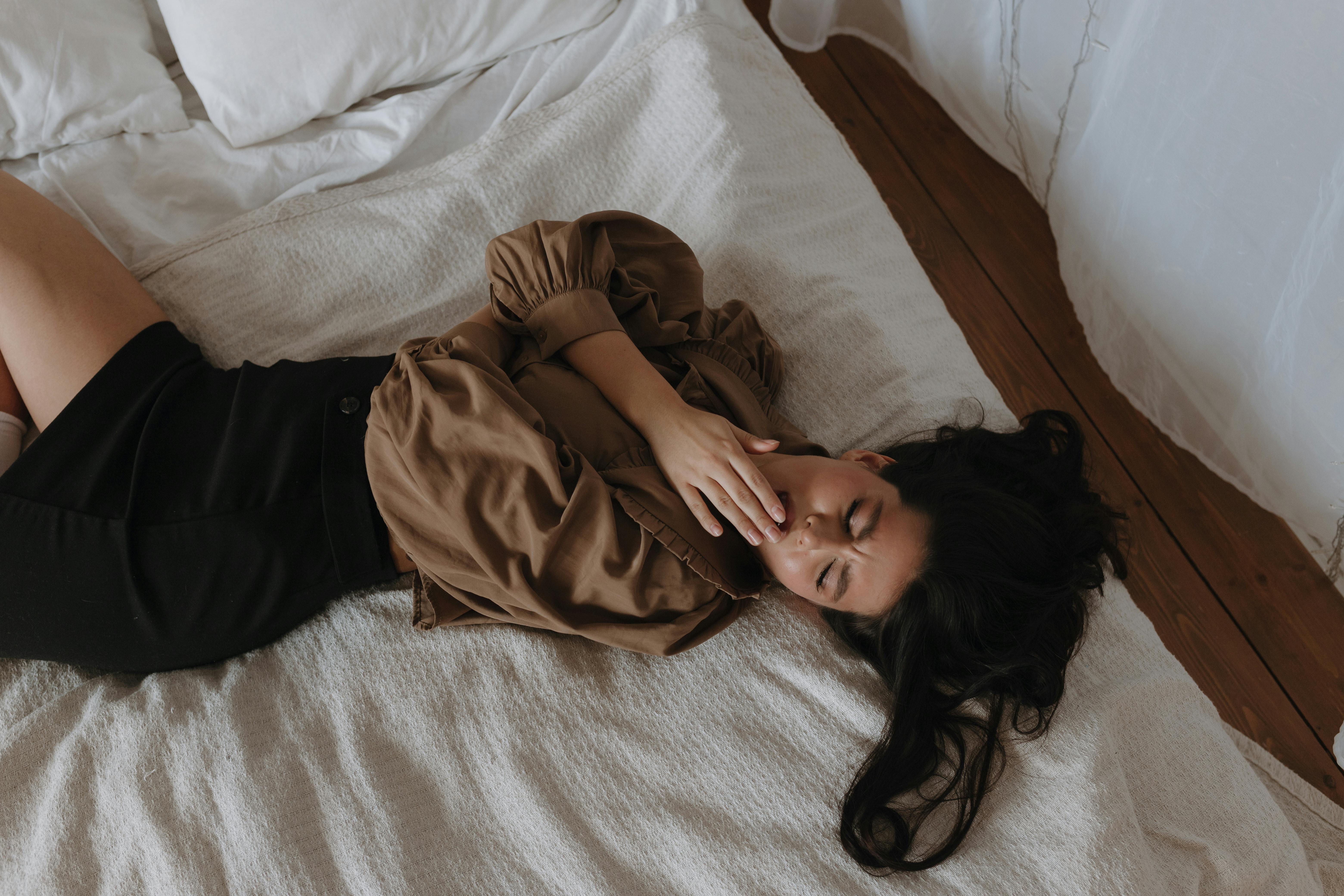 Femme bâillant dans son lit | Source : Pexels