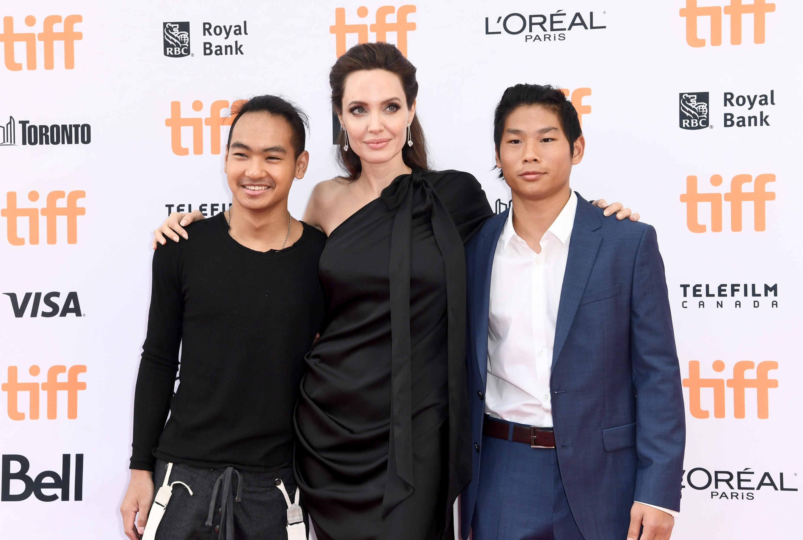 Maddox et Pax Jolie-Pitt avec Angelina Jolie lors de la première mondiale de "First They Killed My Father" pendant le Festival international du film de Toronto au Princess of Wales Theatre le 11 septembre 2017, au Canada. | Source : Getty Images